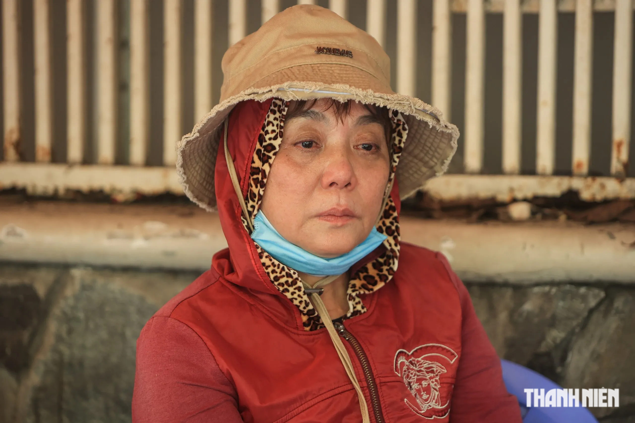 Hàng túi ni lông vỉa hè Bệnh viện Hùng Vương, phận nghèo vơi xót xa - Ảnh 3.