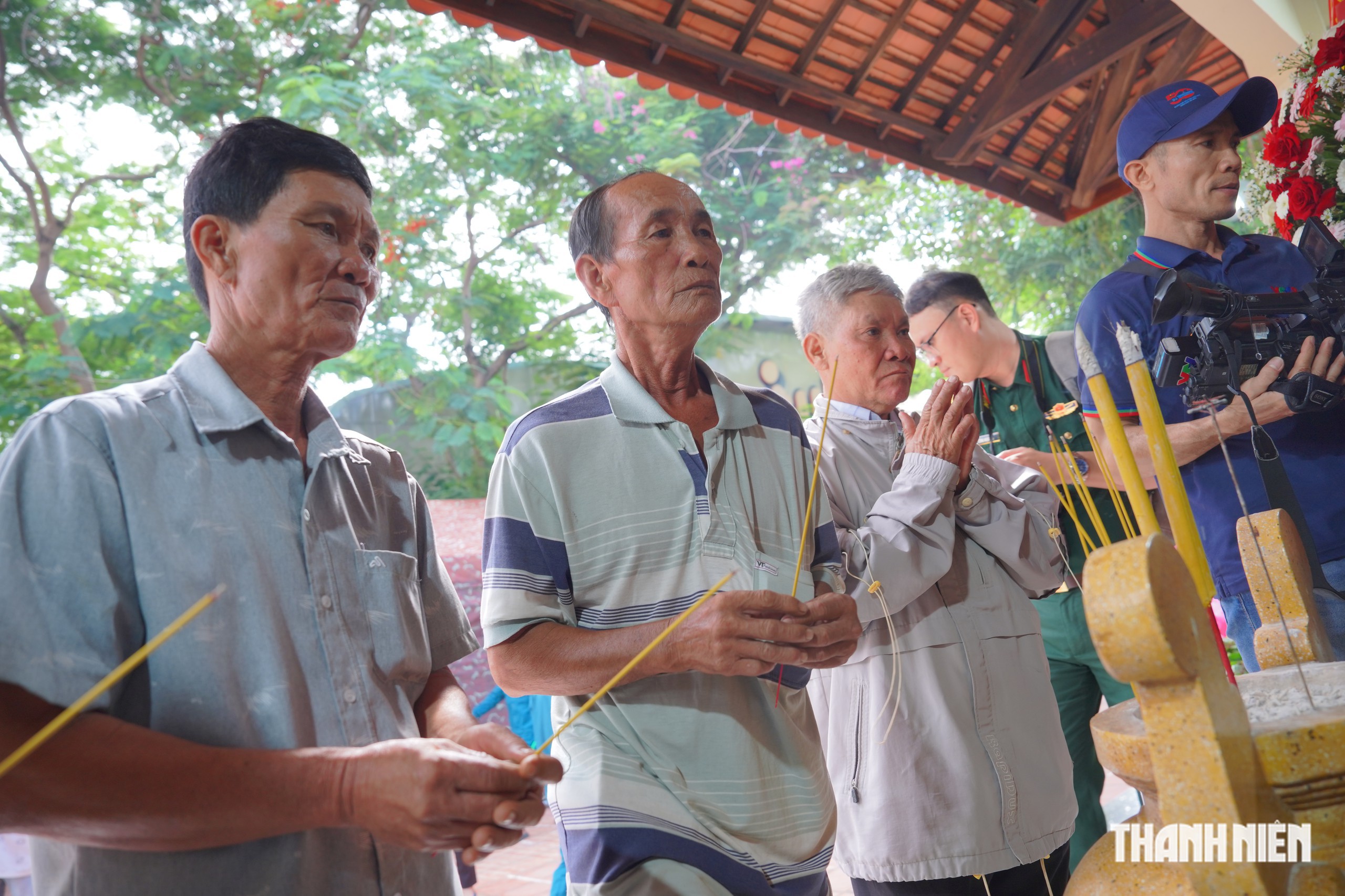 'Người thương' liệt sĩ Huỳnh Văn Quên đến công viên Lê Thị Riêng thắp nhang - Ảnh 1.