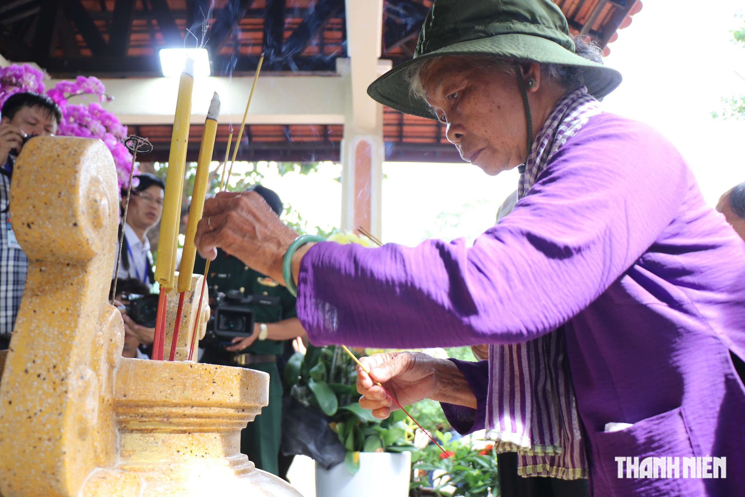 'Người thương' liệt sĩ Huỳnh Văn Quên đến công viên Lê Thị Riêng thắp nhang - Ảnh 3.