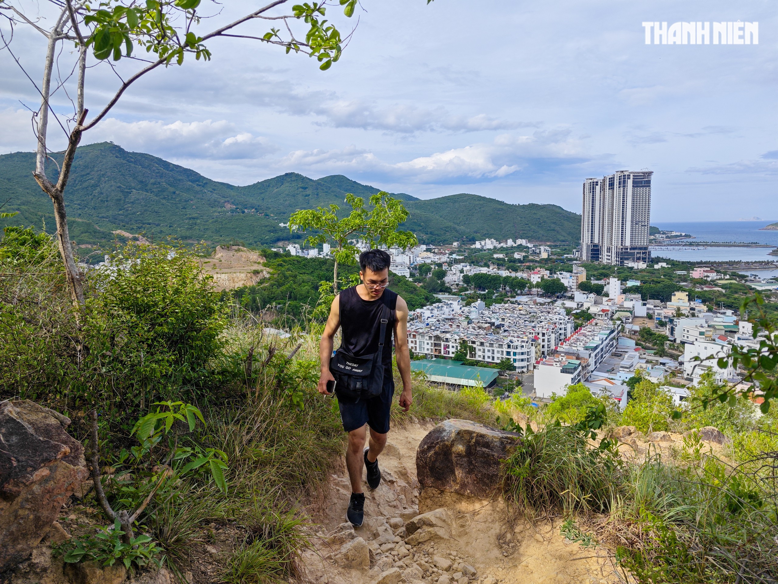 L&ecirc;n n&uacute;i C&ocirc; Ti&ecirc;n ngắm vịnh Nha Trang, ch&iacute;nh quyền khuyến c&aacute;o điều g&igrave;? - Ảnh 2.