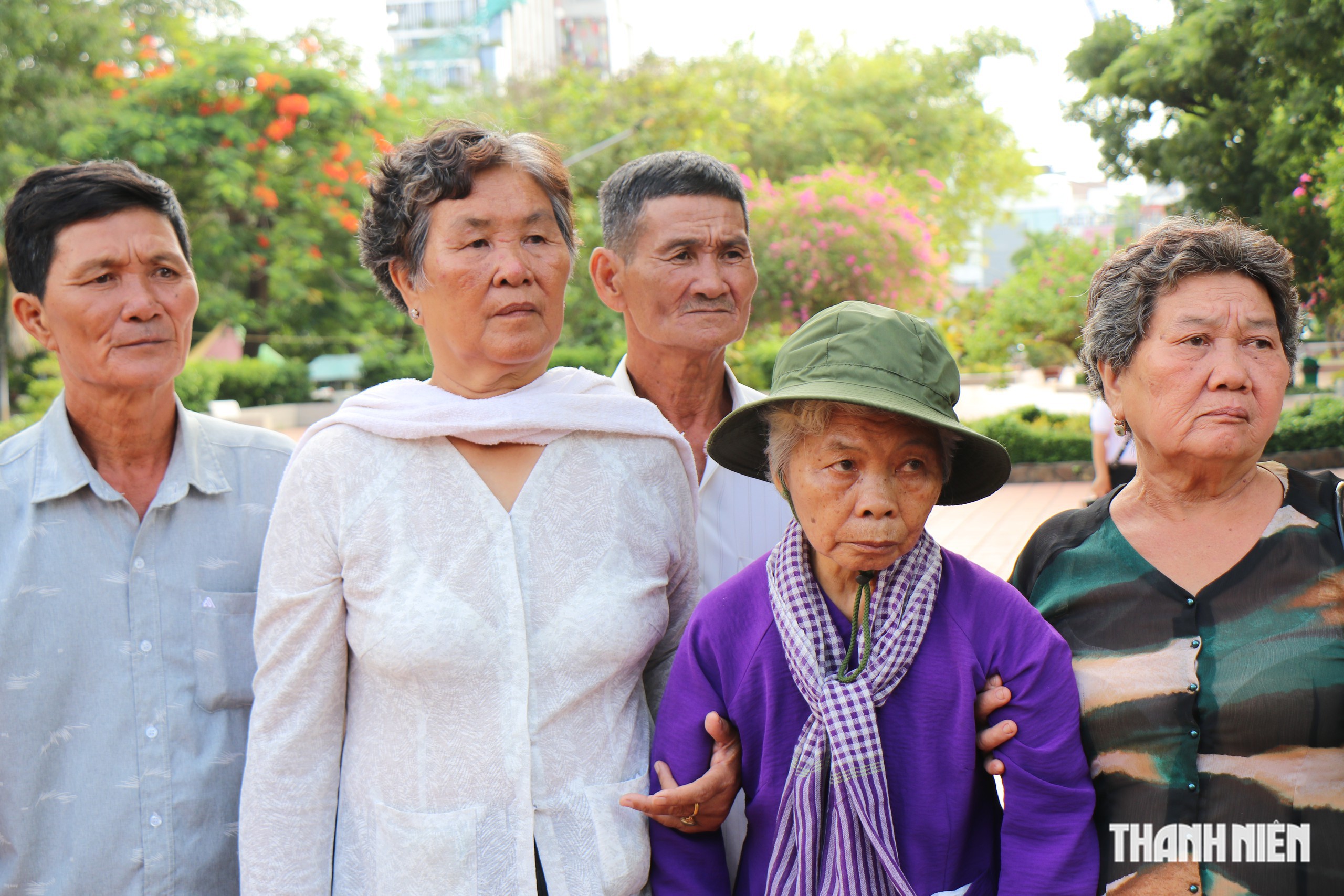 'Người thương' liệt sĩ Huỳnh Văn Quên đến công viên Lê Thị Riêng thắp nhang - Ảnh 6.