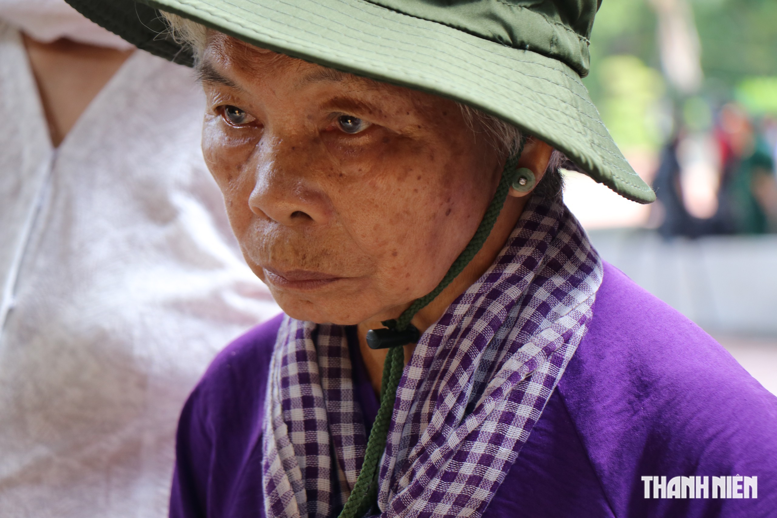 'Người thương' liệt sĩ Huỳnh Văn Quên đến công viên Lê Thị Riêng thắp nhang - Ảnh 4.