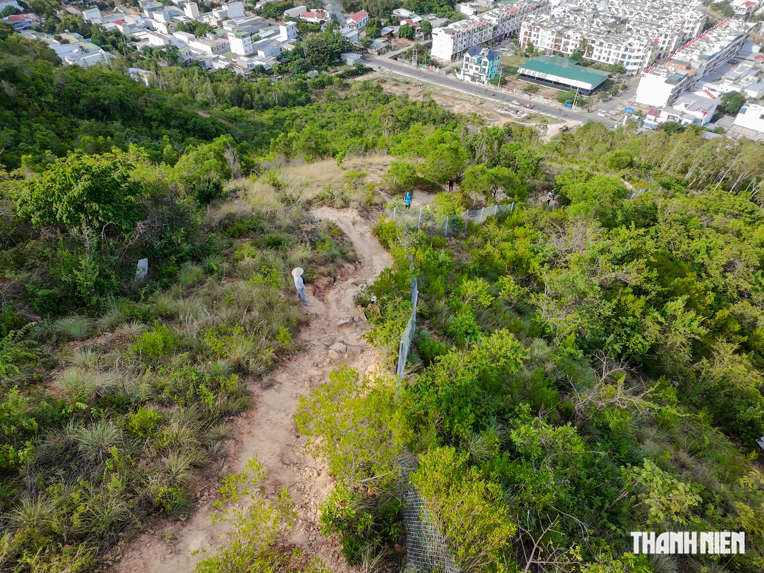 L&ecirc;n n&uacute;i C&ocirc; Ti&ecirc;n ngắm vịnh Nha Trang, ch&iacute;nh quyền khuyến c&aacute;o điều g&igrave;? - Ảnh 3.