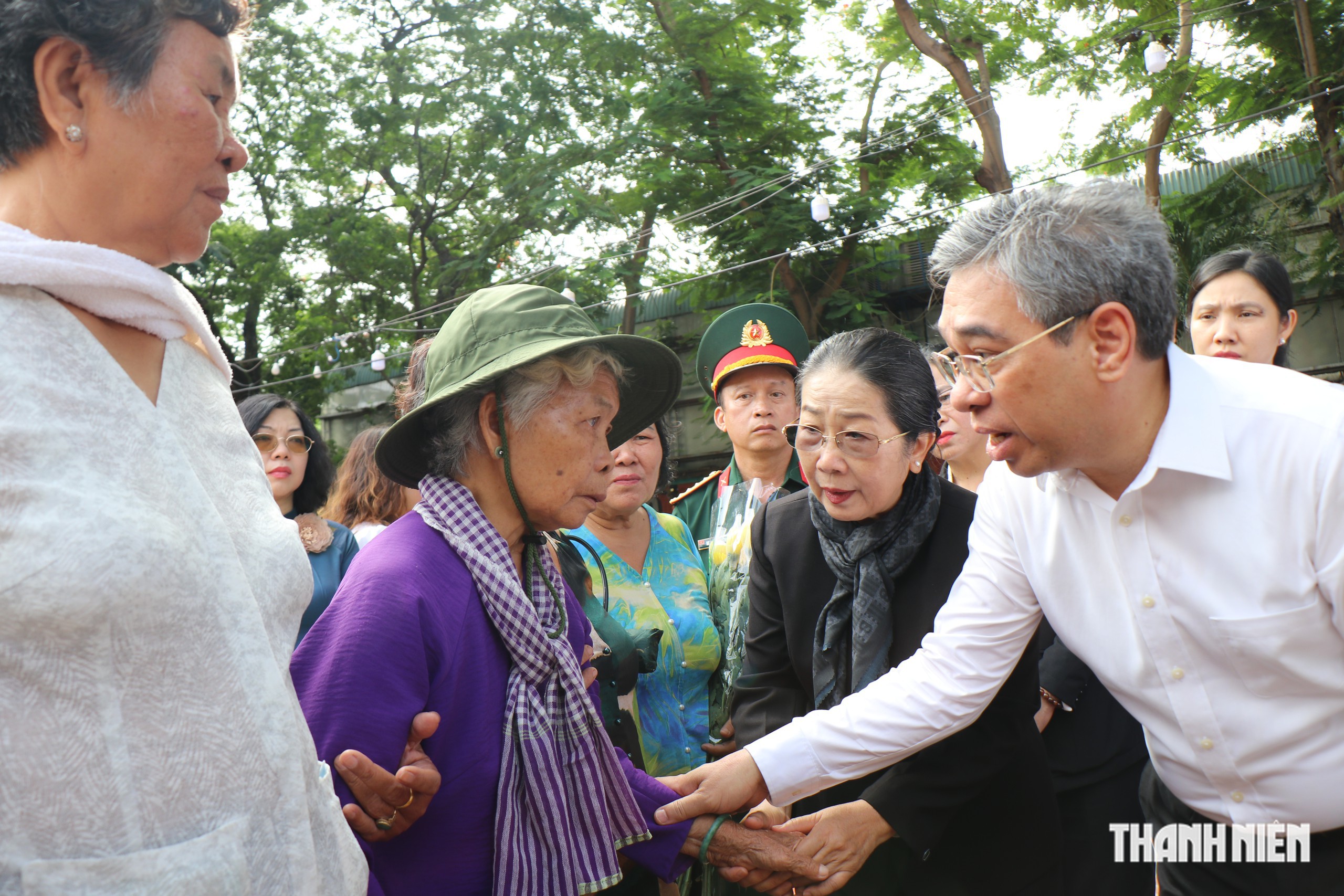 'Người thương' liệt sĩ Huỳnh Văn Quên đến công viên Lê Thị Riêng thắp nhang - Ảnh 5.