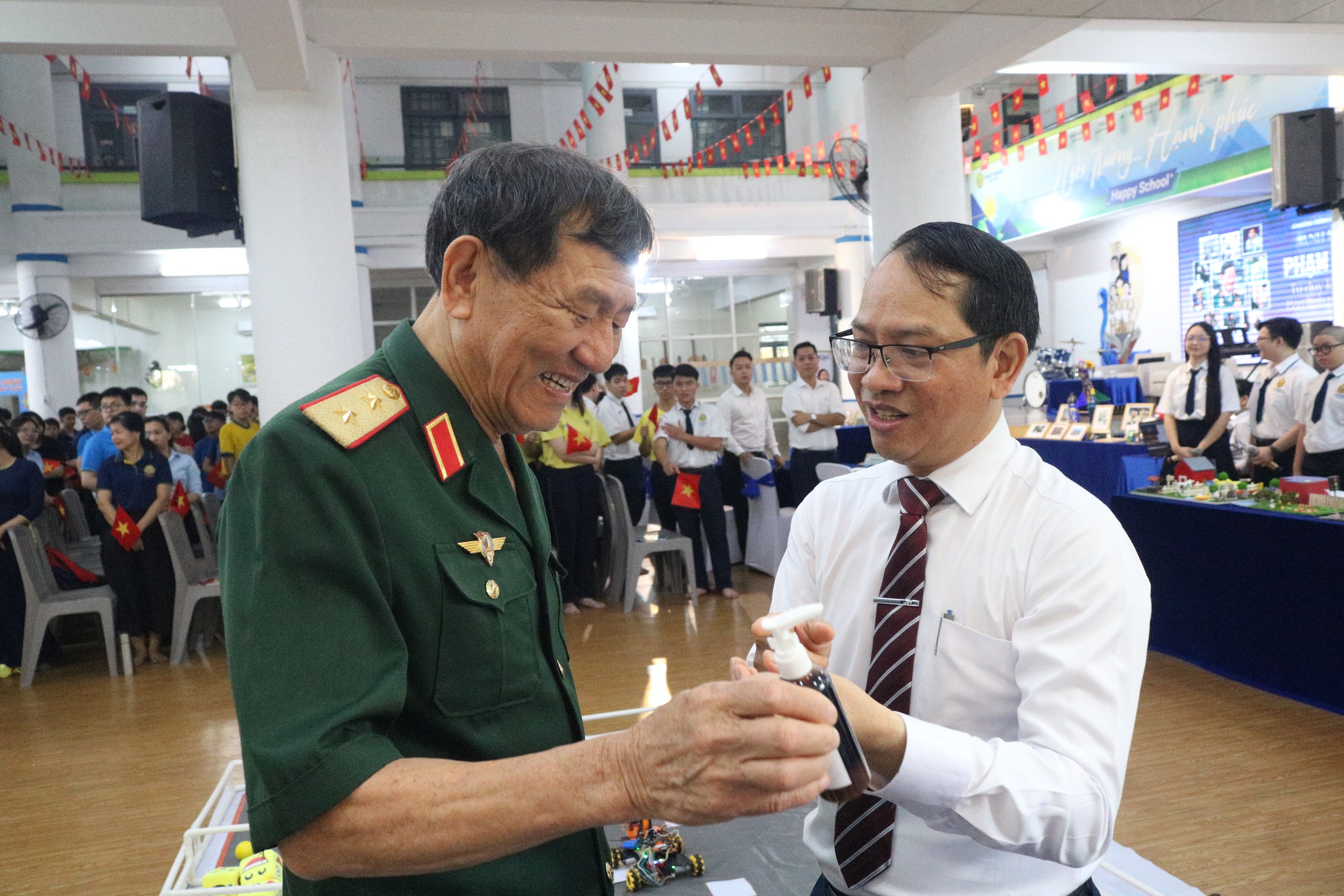 Anh hùng Phạm Tuân kể về khoảnh khắc nhìn Việt Nam từ vũ trụ- Ảnh 2.
