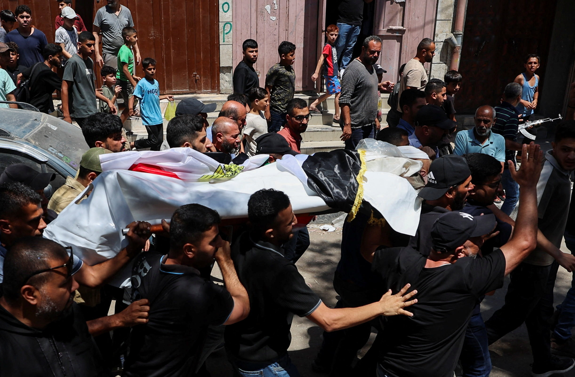 Người Palestine tiễn biệt nhân viên cứu trợ mang World Cup đến dải Gaza - Ảnh 1.