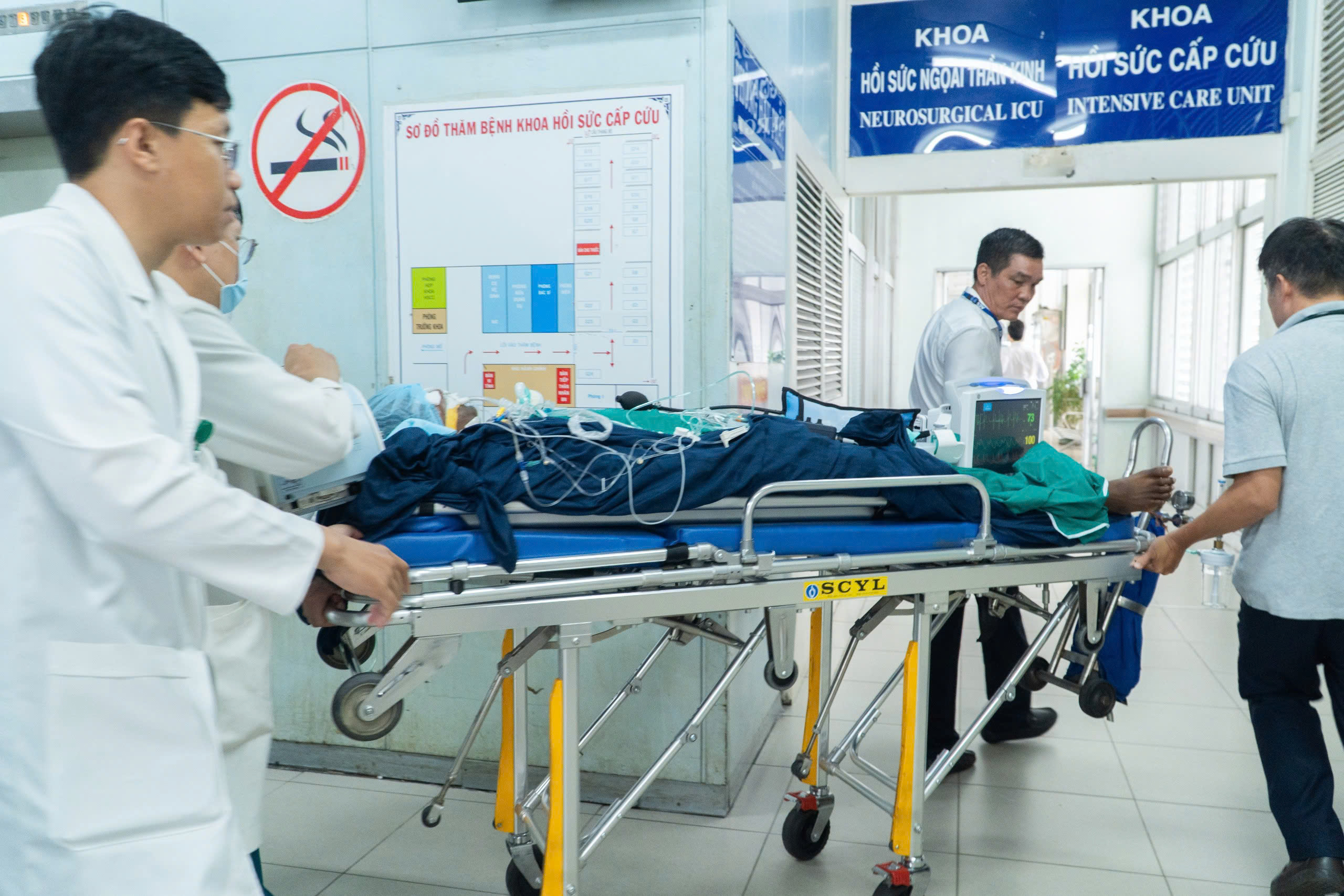 Bệnh nhân Ấn Độ bị lật ca nô ở Phú Quốc về đến Bệnh viện Chợ Rẫy - Ảnh 2.
