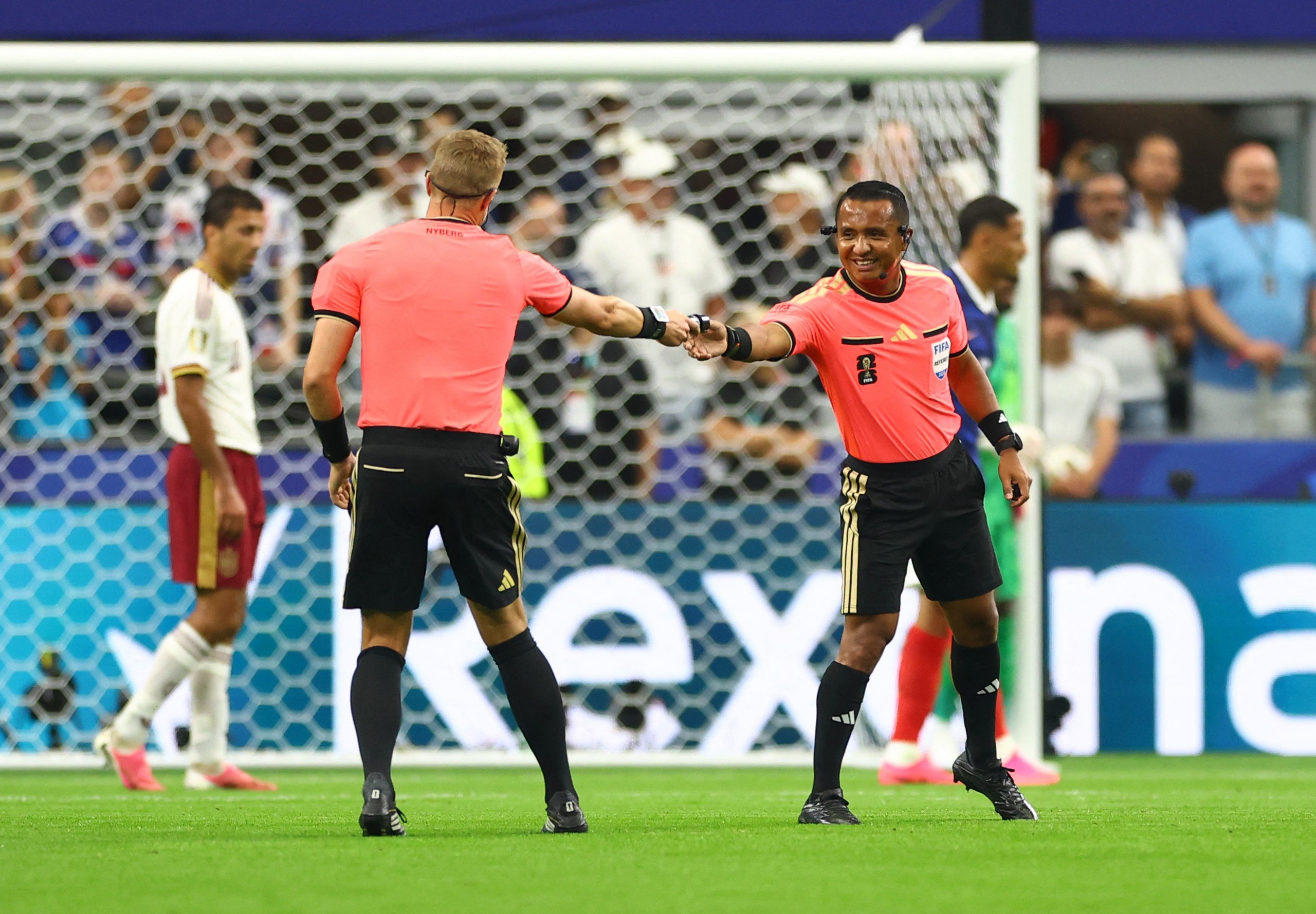 Trọng tài World Cup mắc sai lầm đáng xấu hổ và buộc phải tạm dừng trận Pháp - Tây Ban Nha. 2 2026 07 14t191456z1671102227up1em7e1hguk9rtrmadp3soccer worldcup fra esp 17840608038201695100677