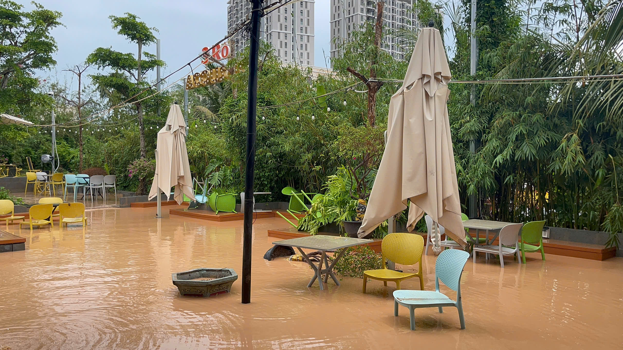 Nhiều hộ dân ở Phú Quốc khổ sở vì mưa gây ngập nhà - Ảnh 3.