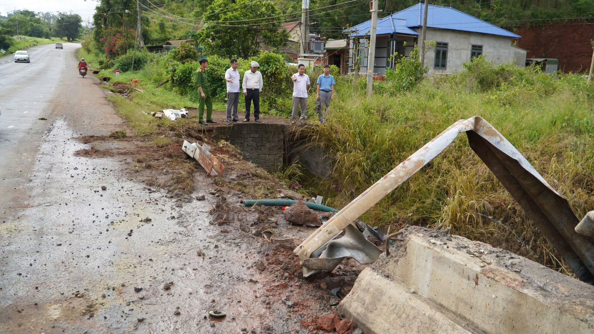 Xe bồn lật nghiêng, khoảng 5 mét khối axit HCL tràn ra đất và suối  - Ảnh 1.