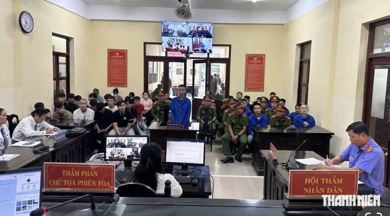 Hẹn giải quyết mâu thuẫn bằng dao và bom xăng, 44 bị cáo hầu tòa- Ảnh 1.