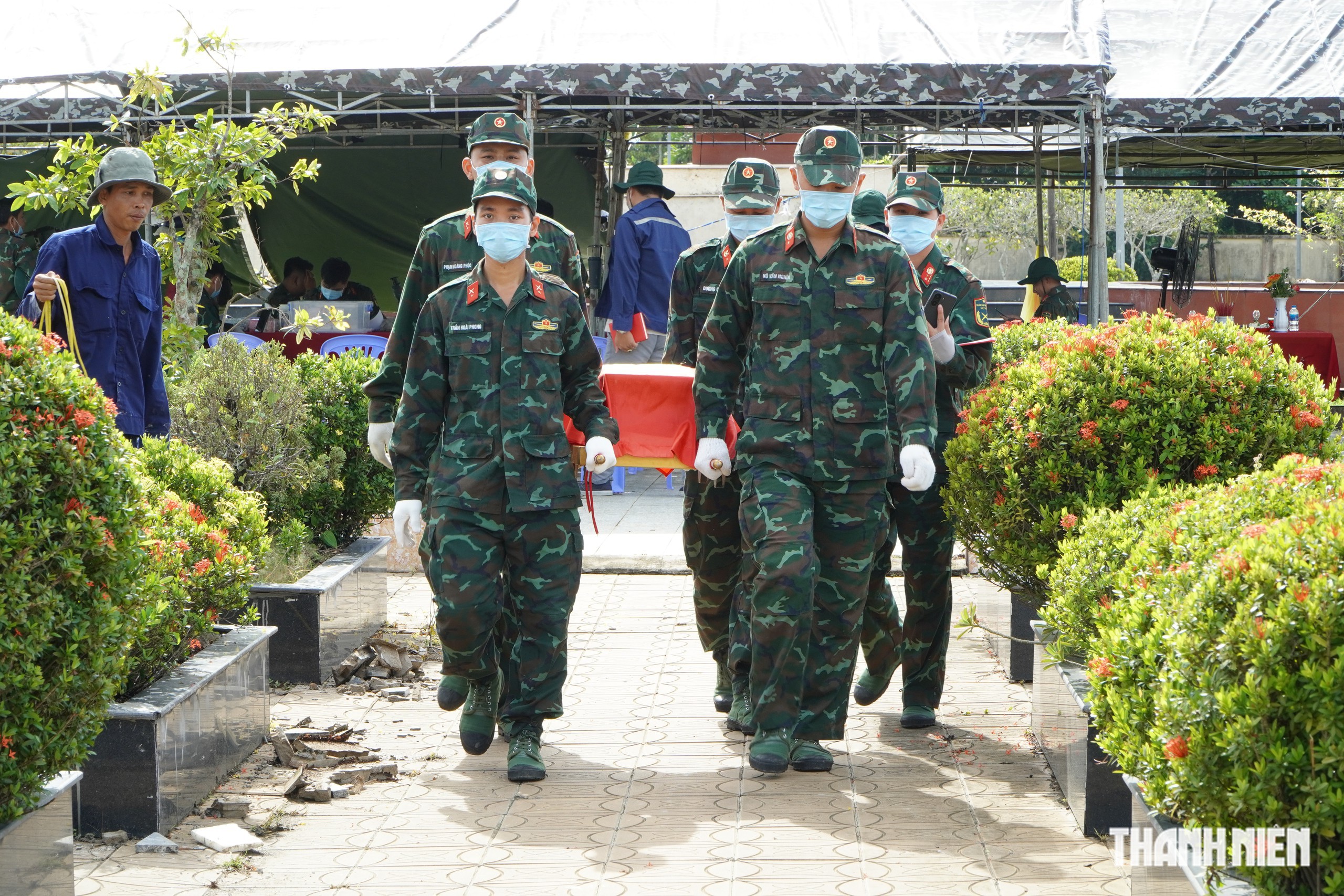 &lsquo;Đội h&igrave;nh k&eacute;p&rsquo; lấy mẫu h&agrave;i cốt liệt sĩ ở Cần Thơ- Ảnh 3.