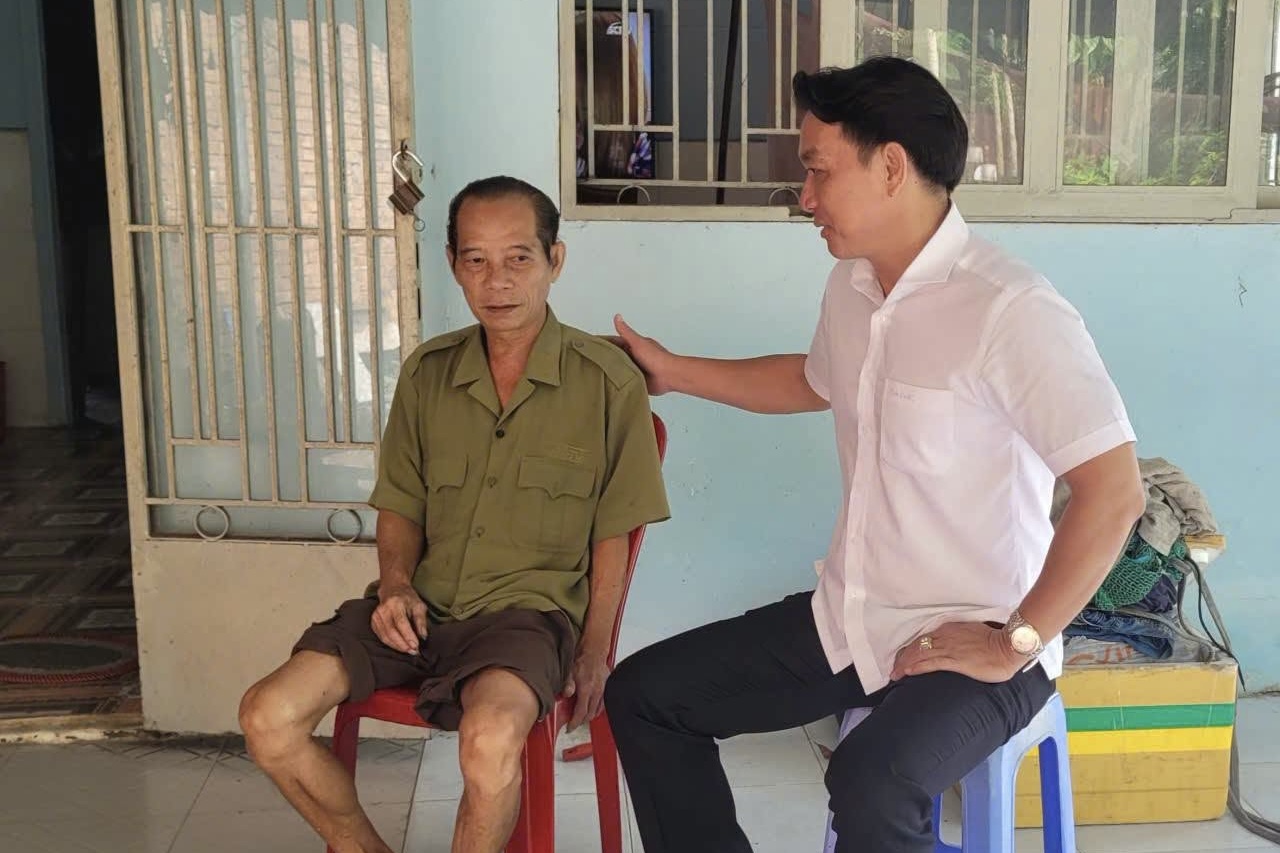 Lãnh đạo phường Đông Hòa ở TP.HCM đến từng nhà vận động bàn giao mặt bằng- Ảnh 1.