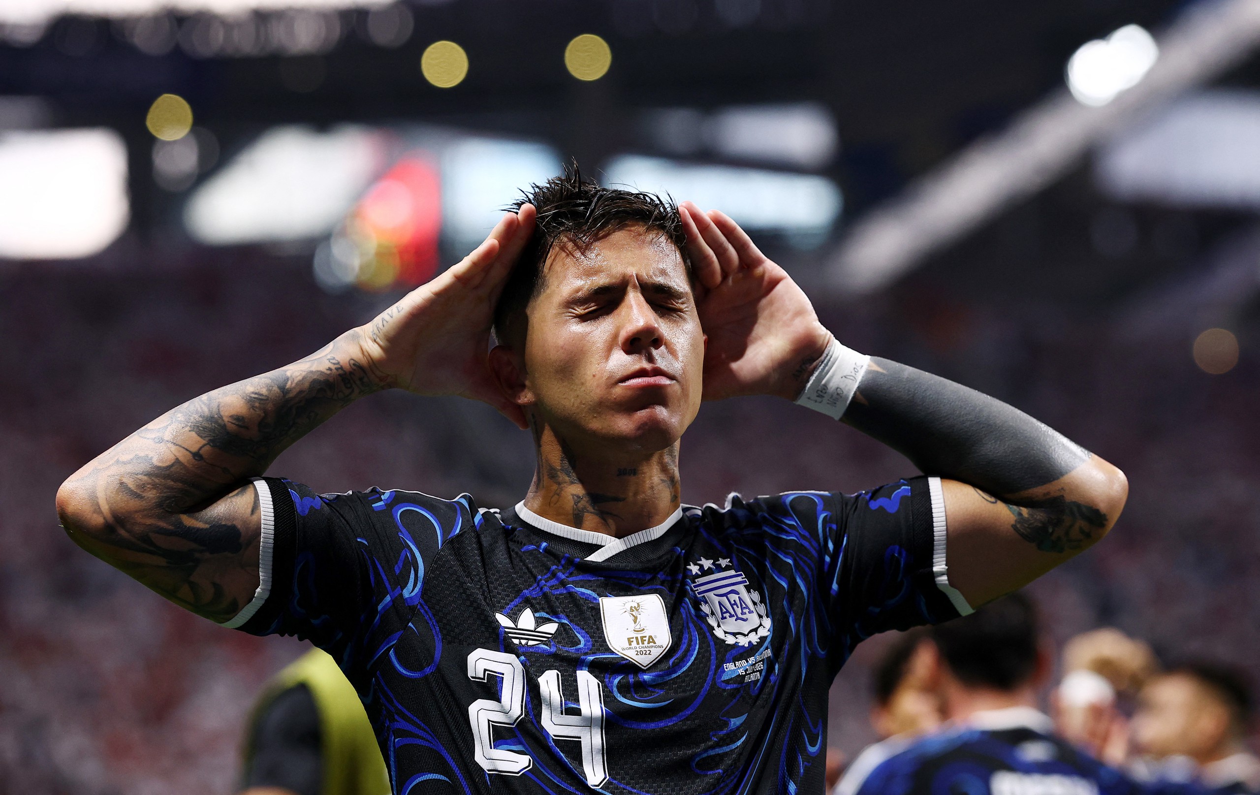 HLV Scaloni rưng rưng: 'Argentina quá phi thường, càng áp lực đá càng hay, tôi biết ơn cầu thủ của mình'