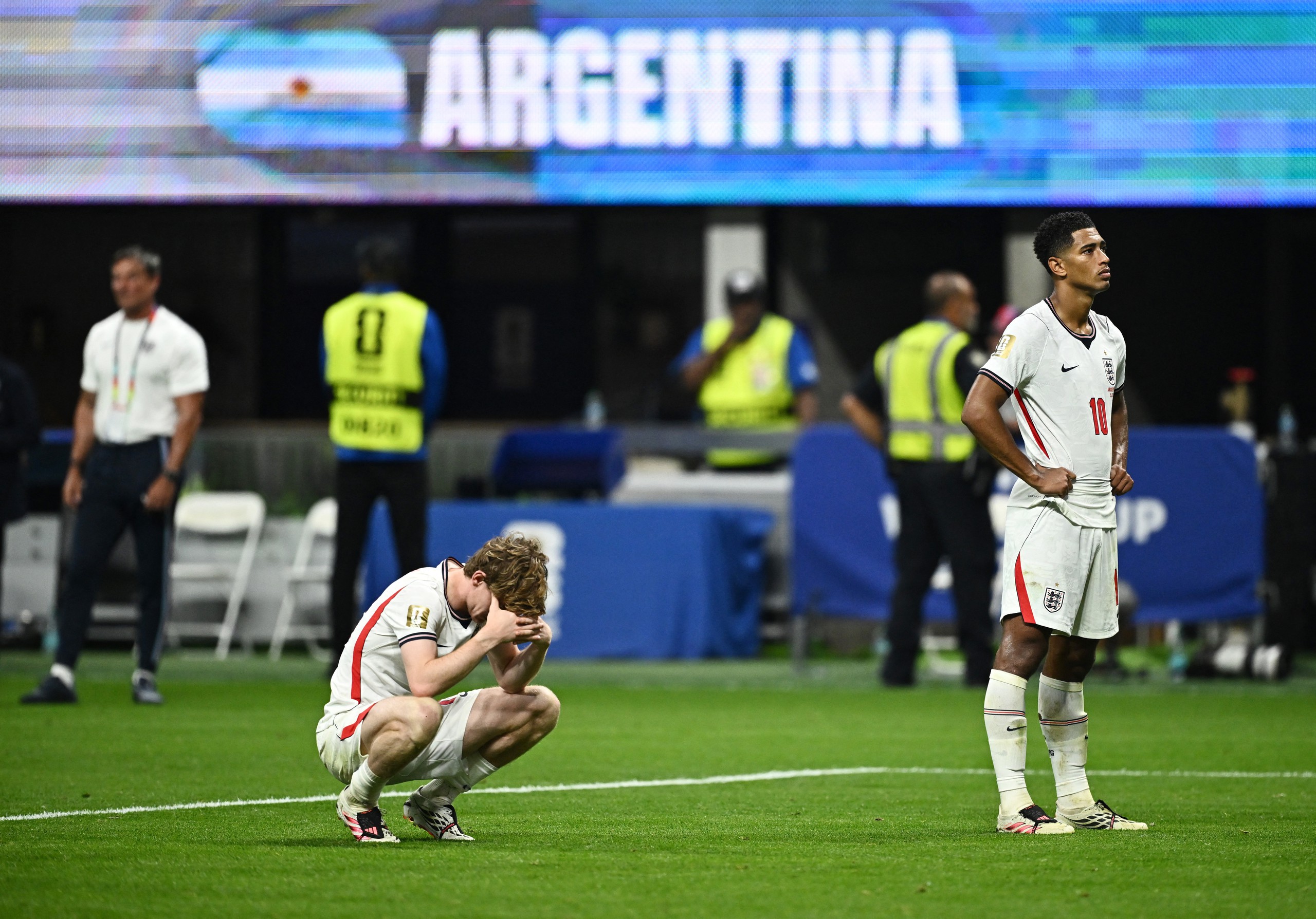 Cảm x&uacute;c tr&aacute;i ngược sau trận Anh thua ngược Argentina: Nước mắt ngọt ng&agrave;o, nước mắt đắng cay!- Ảnh 8.
