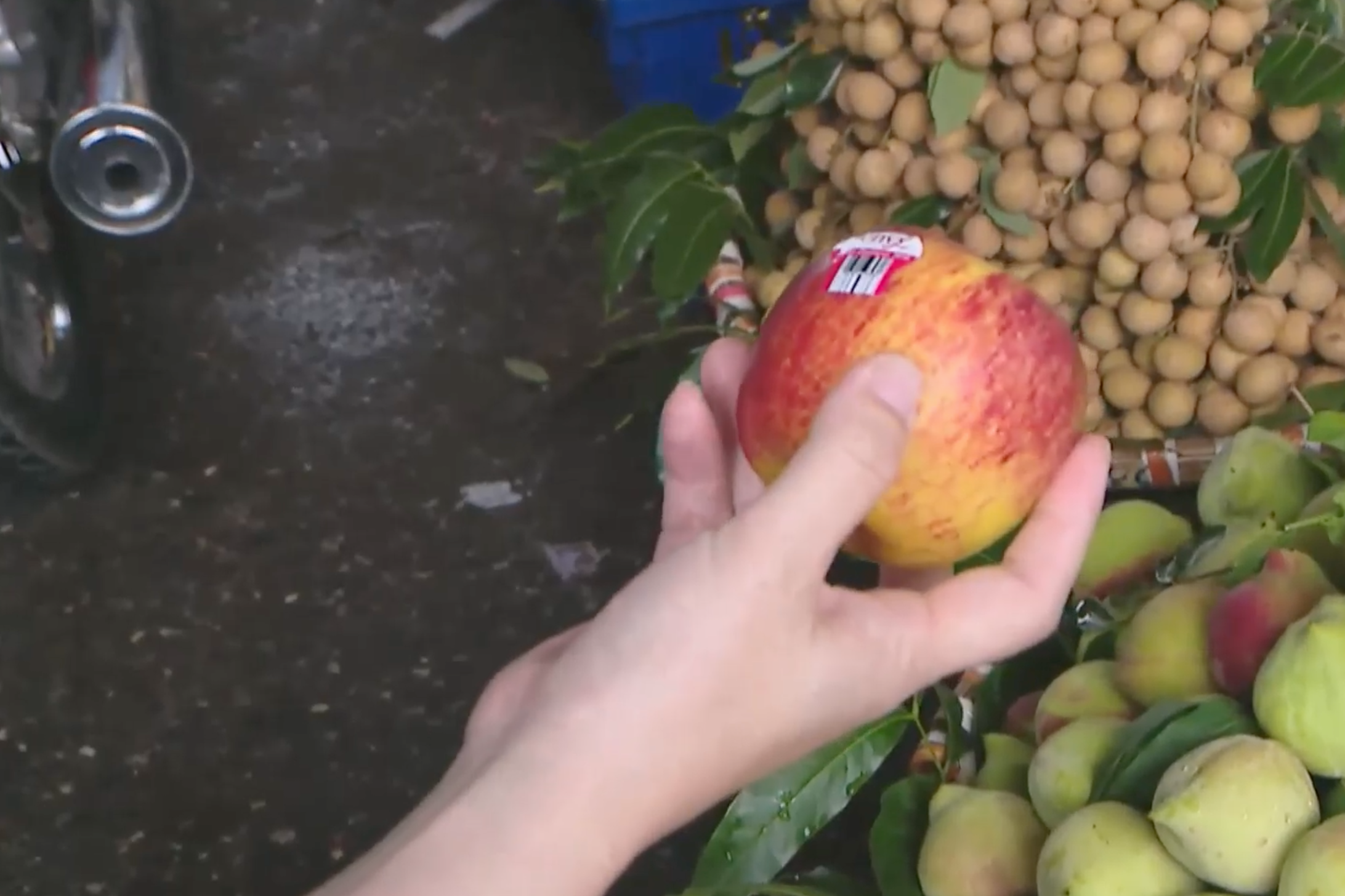 Phường nhận trách nhiệm vì tái diễn việc 'rau phun thuốc hôm trước, hôm sau mang bán' - Ảnh 3.