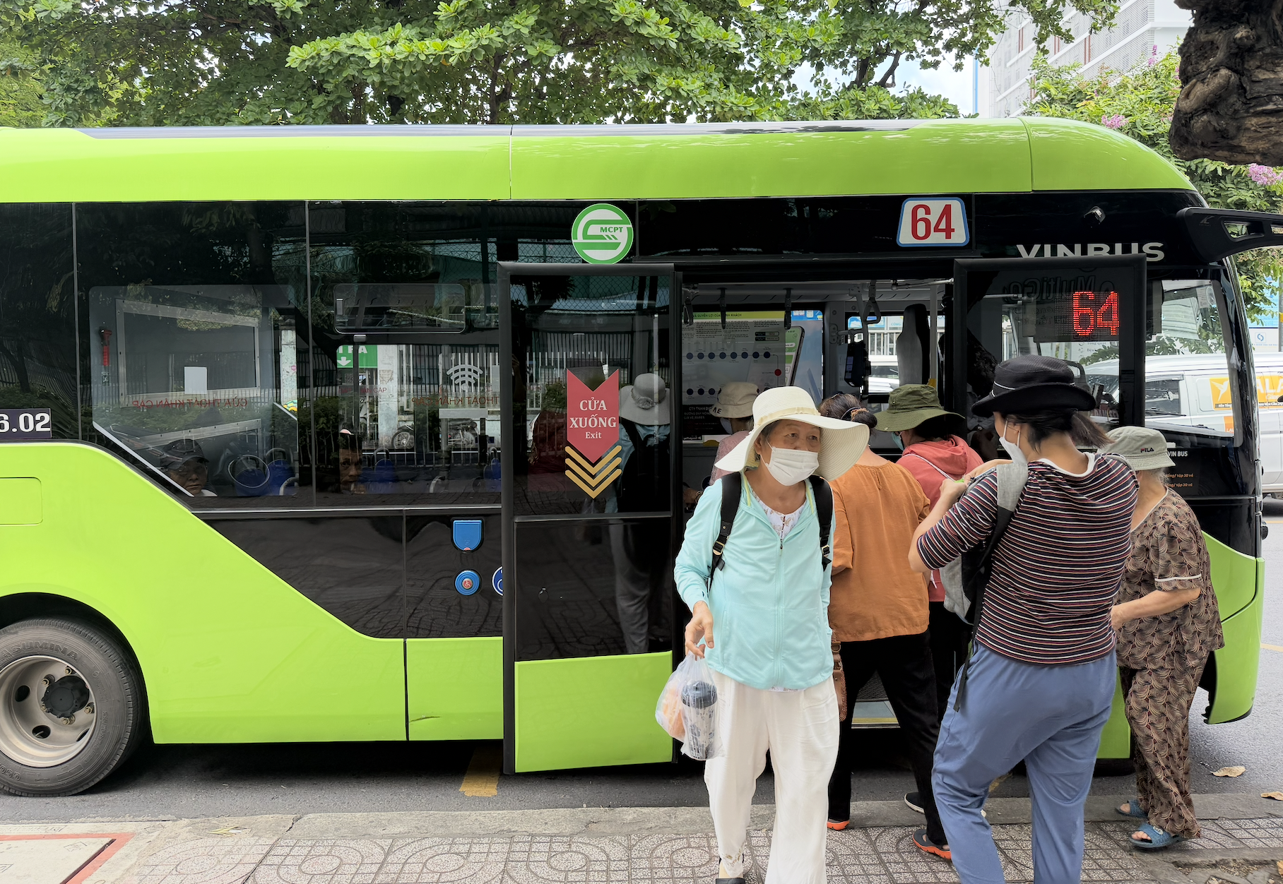 Tấp nập người đi xe buýt sau nửa tháng miễn phí- Ảnh 11.