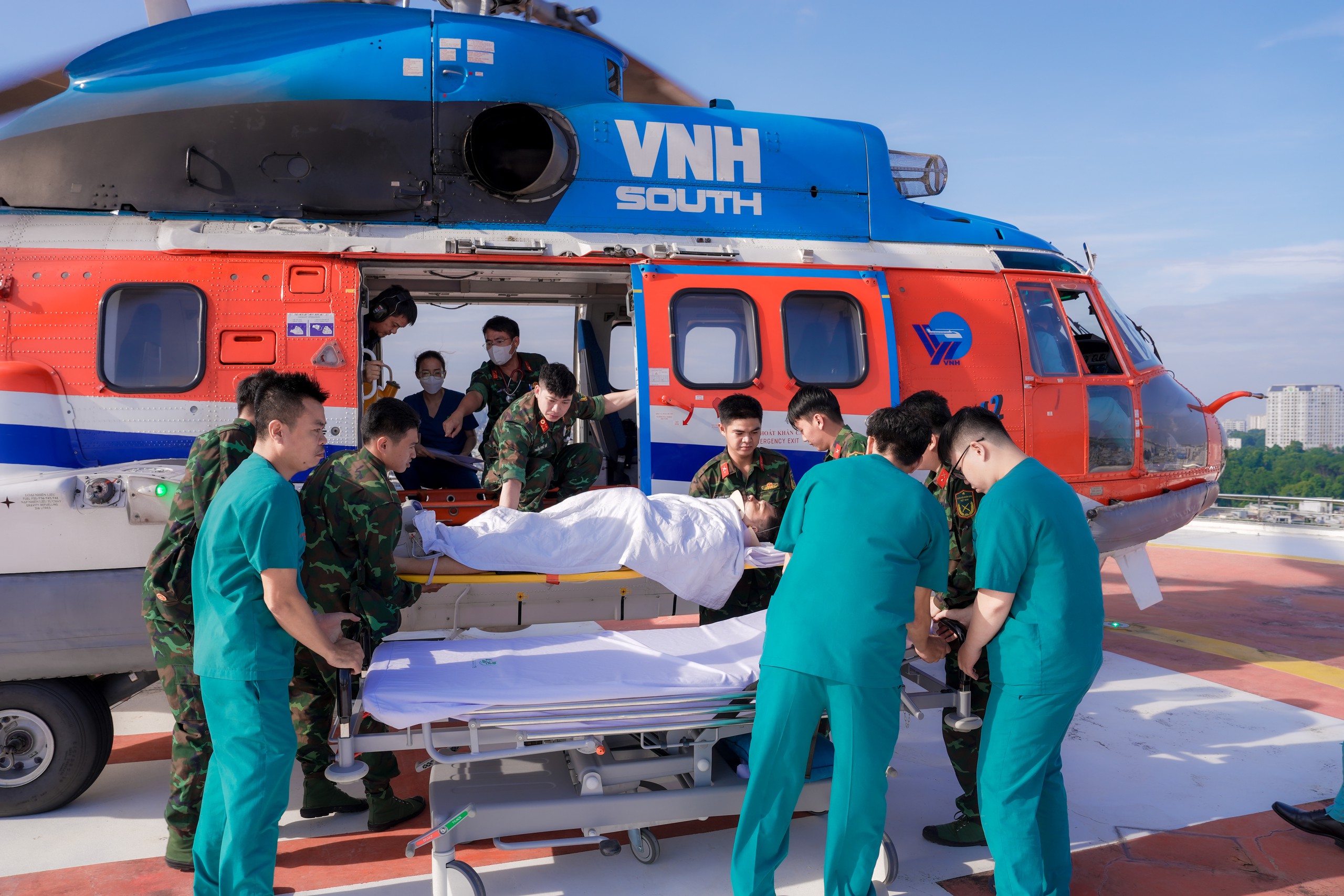 11 tiếng nghẹt thở cứu sống bệnh nhân liệt hoàn toàn từ đảo Sơn Ca về đất liền- Ảnh 1.