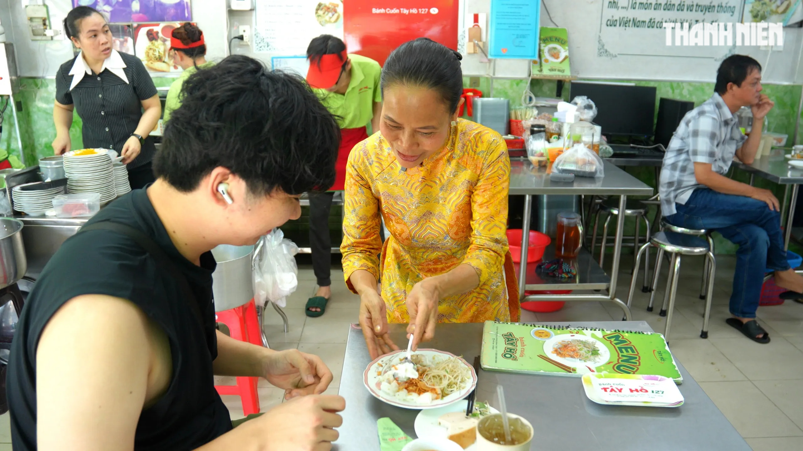 Bà chủ quán bánh cuốn hơn 65 năm: - Ảnh 1.