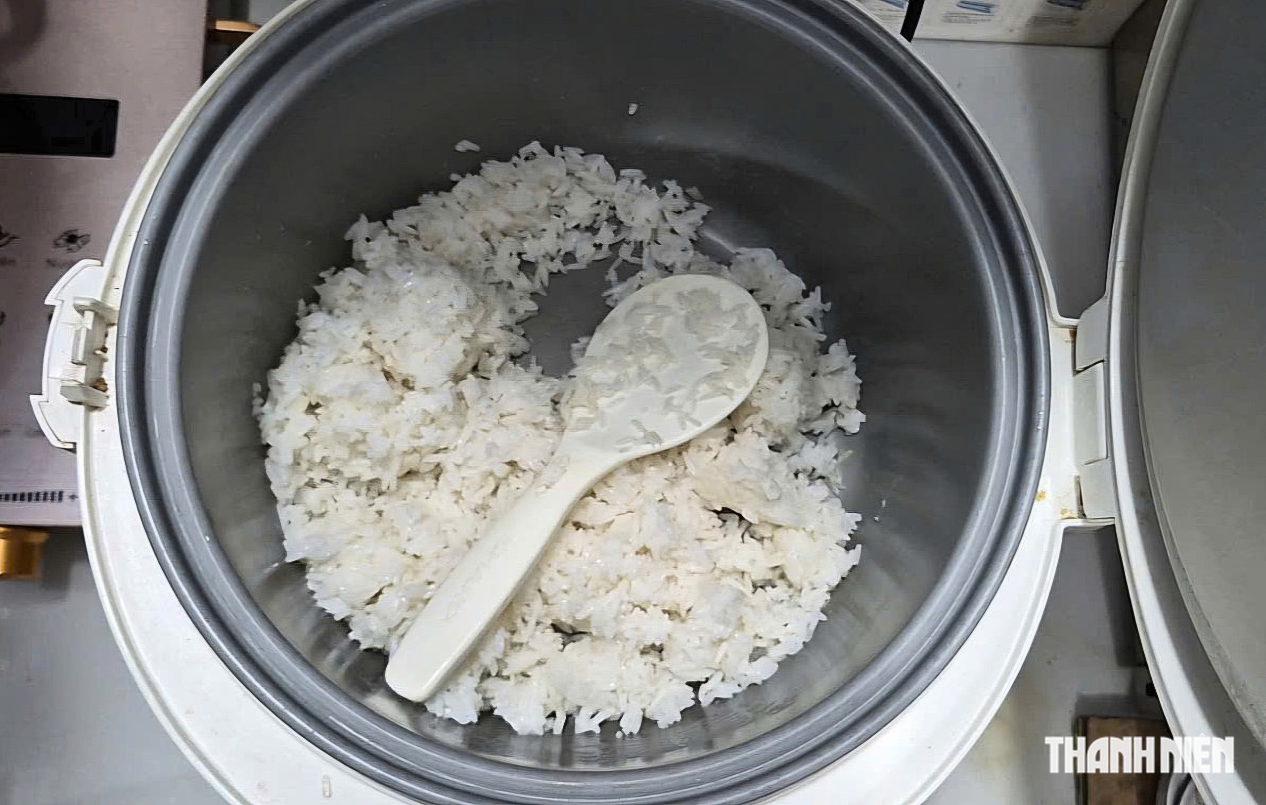 Cơm nguội có thực sự gây hại? Bác sĩ nói về nguy cơ ít người để ý - Ảnh 1.