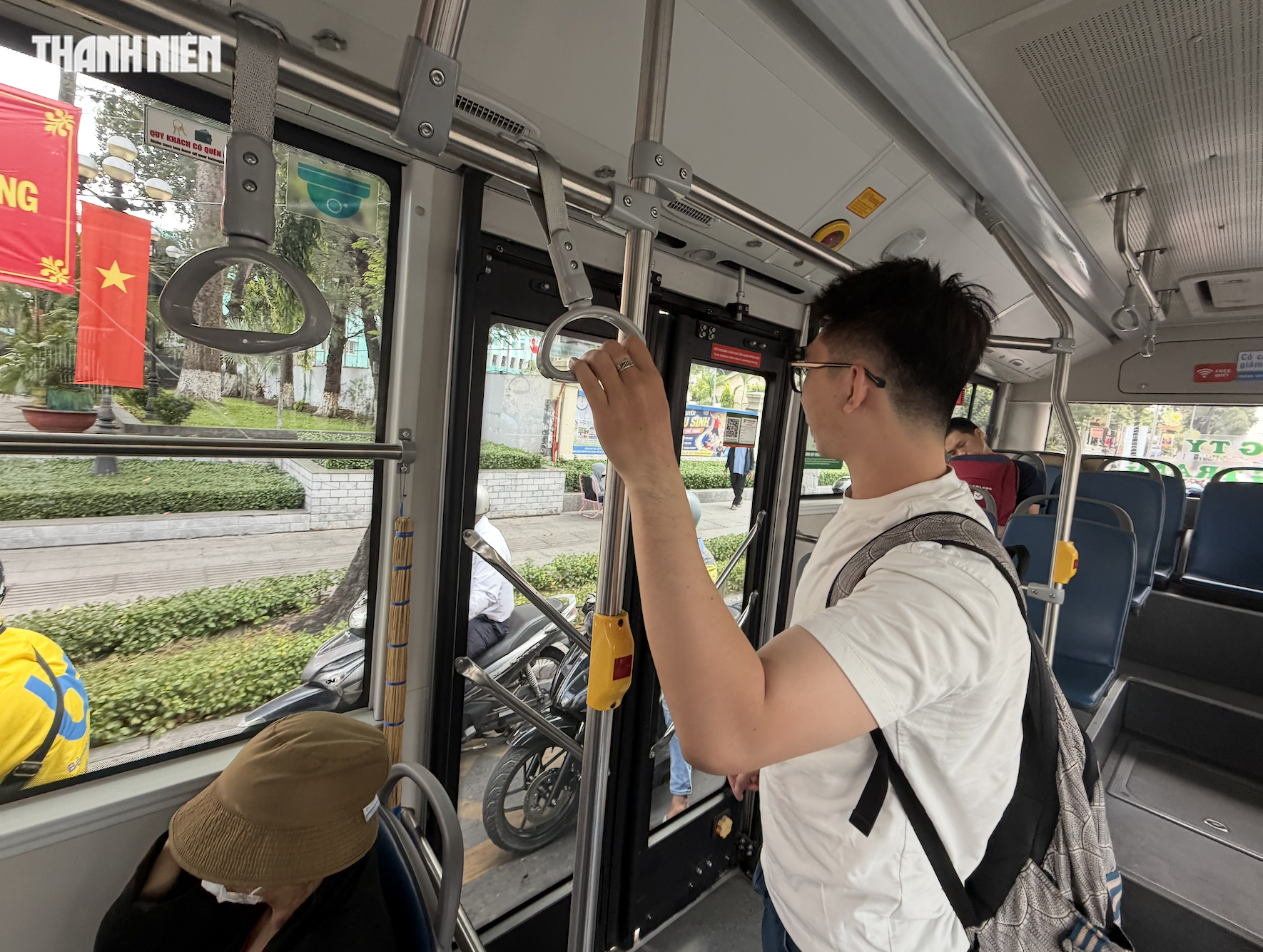 Tấp nập người đi xe buýt sau nửa tháng miễn phí- Ảnh 7.