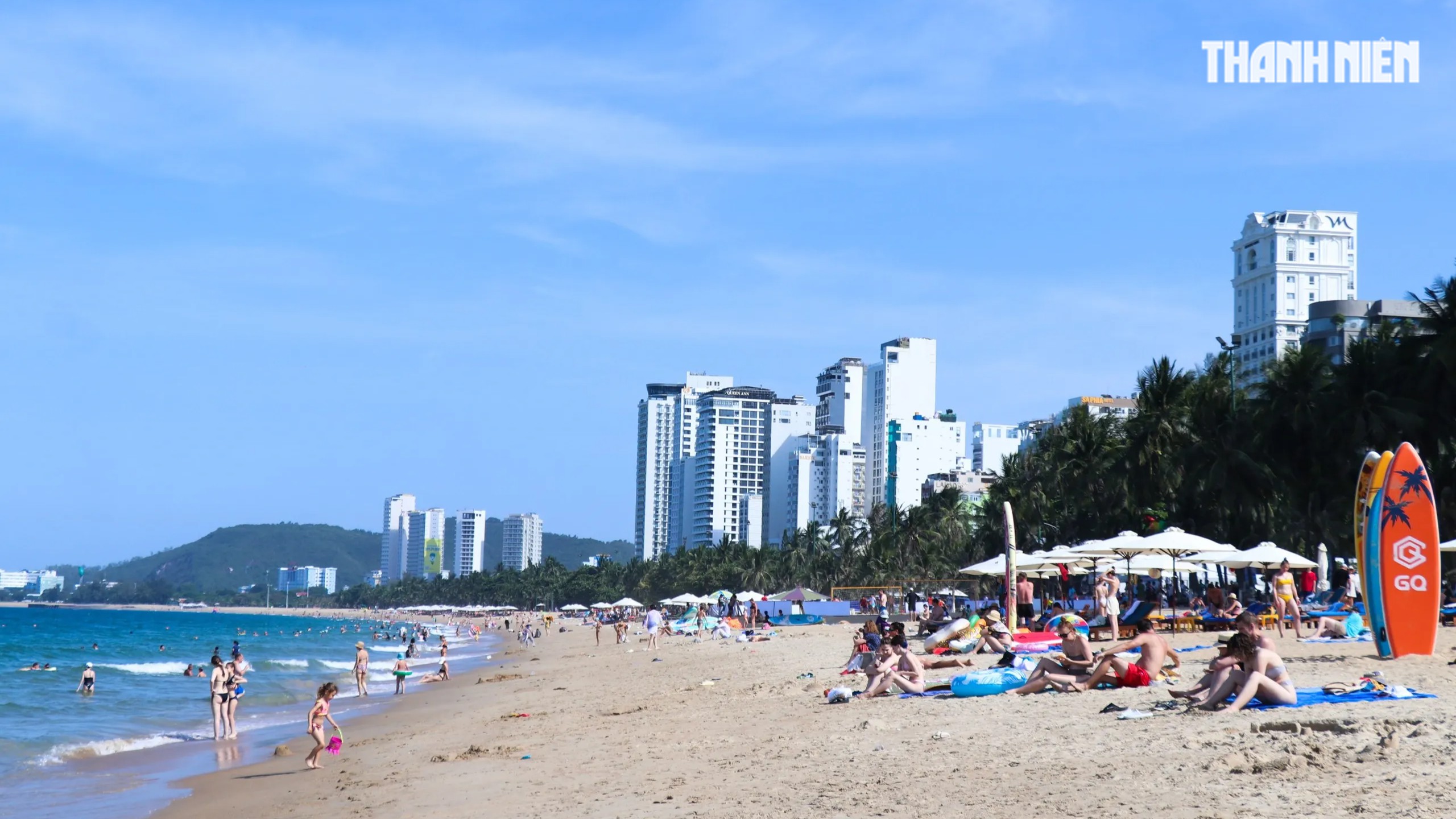 Bãi biển Nha Trang kín người trước Festival Biển 2026 - Ảnh 1.