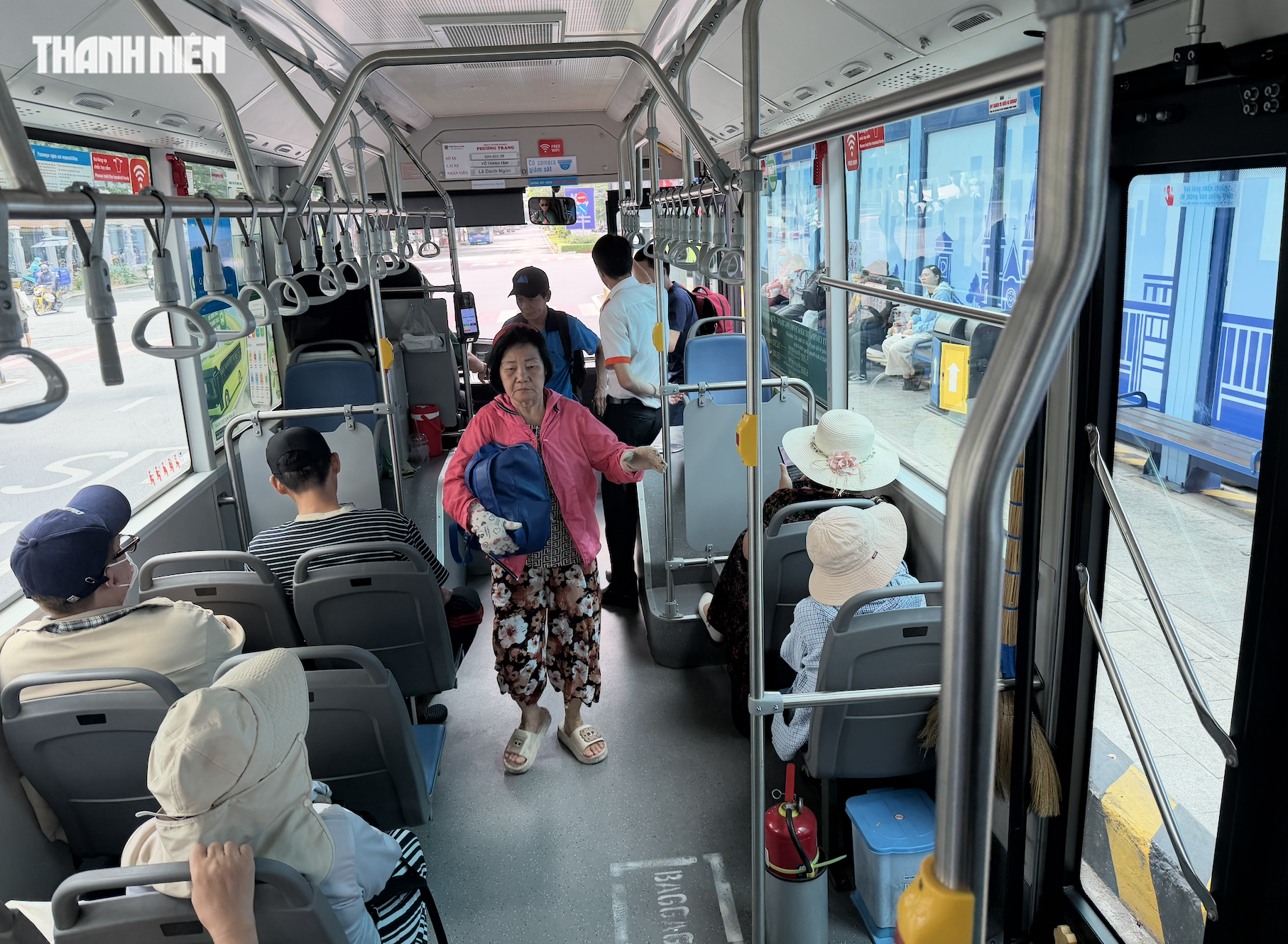 Tấp nập người đi xe buýt sau nửa tháng miễn phí- Ảnh 5.