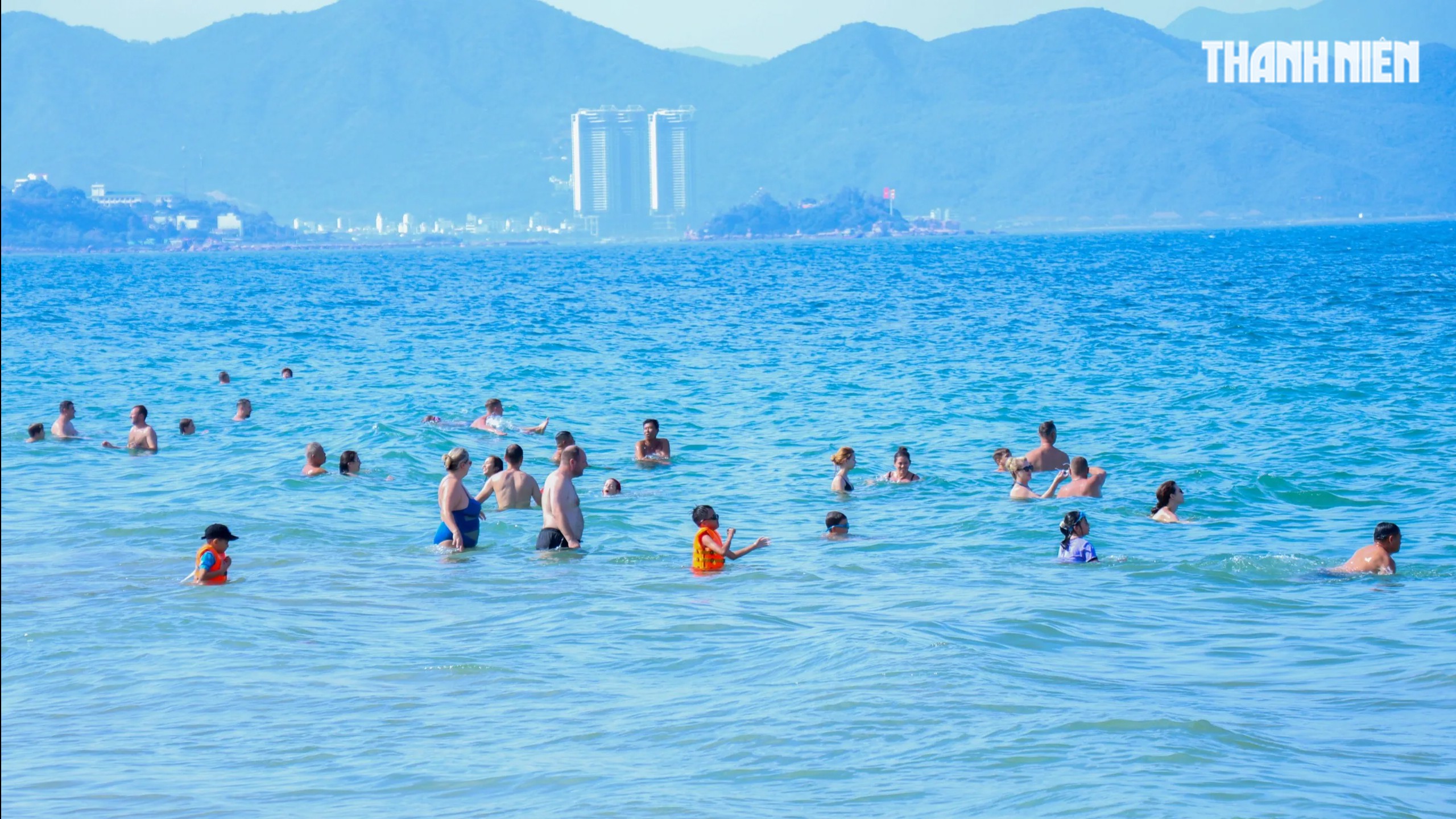 Bãi biển Nha Trang kín người trước Festival Biển 2026 - Ảnh 2.