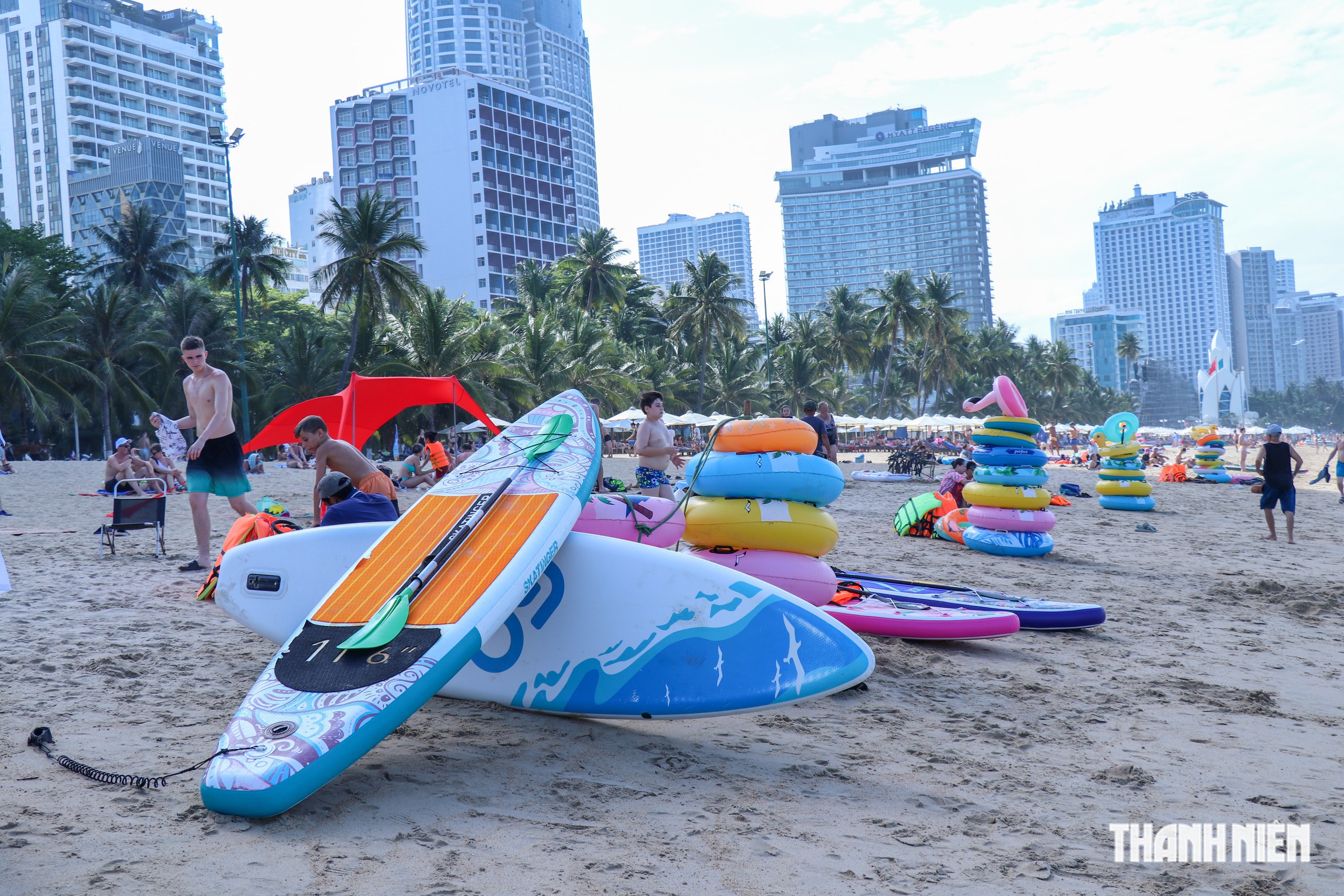 Bãi biển Nha Trang kín người trước Festival Biển 2026 - Ảnh 4.