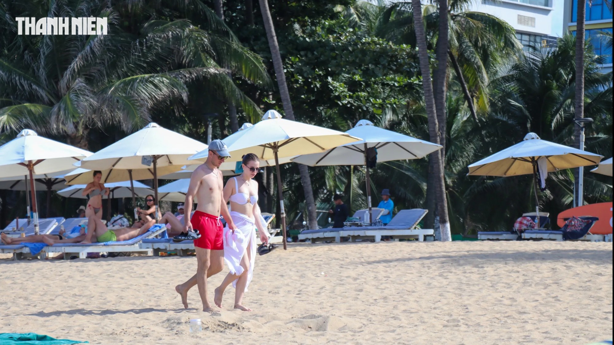 Bãi biển Nha Trang kín người trước Festival Biển 2026 - Ảnh 8.