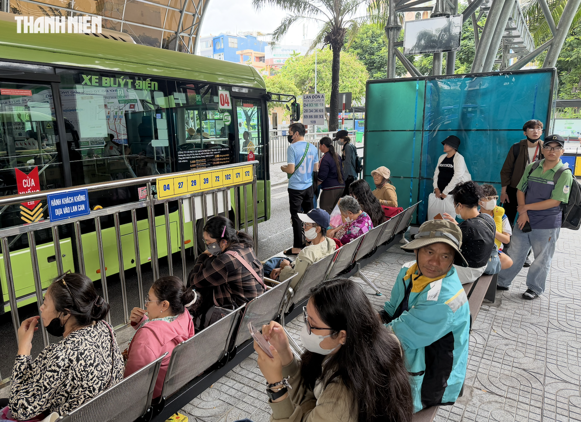 Tấp nập người đi xe buýt sau nửa tháng miễn phí- Ảnh 1.