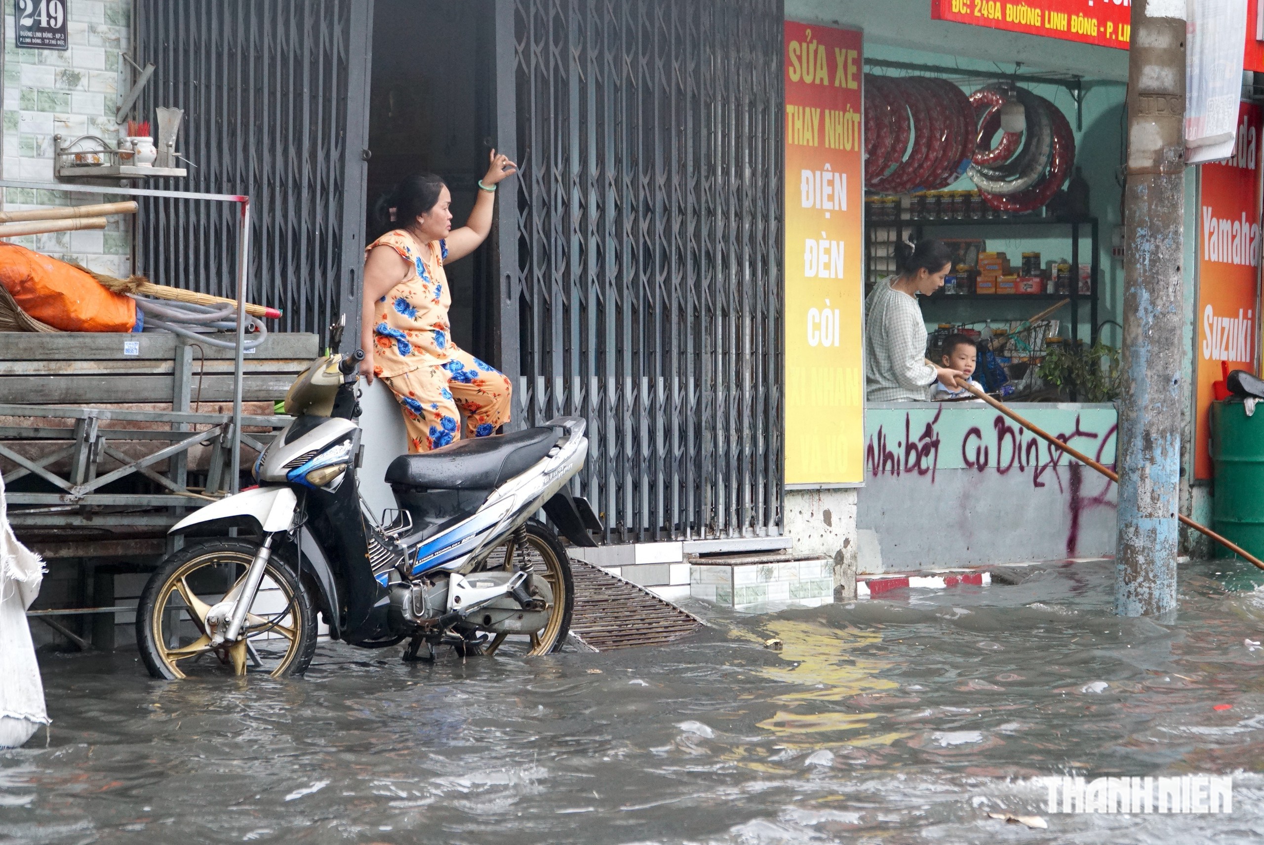 Nhiều tuyến đường lại ngập, người d&acirc;n vất vả dọn dẹp sau cơn mưa lớn ở TP.HCM - Ảnh 7.