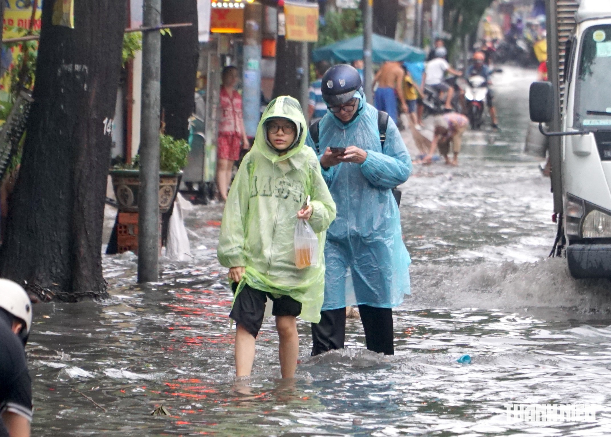 Nhiều tuyến đường lại ngập, người d&acirc;n vất vả dọn dẹp sau cơn mưa lớn ở TP.HCM - Ảnh 5.