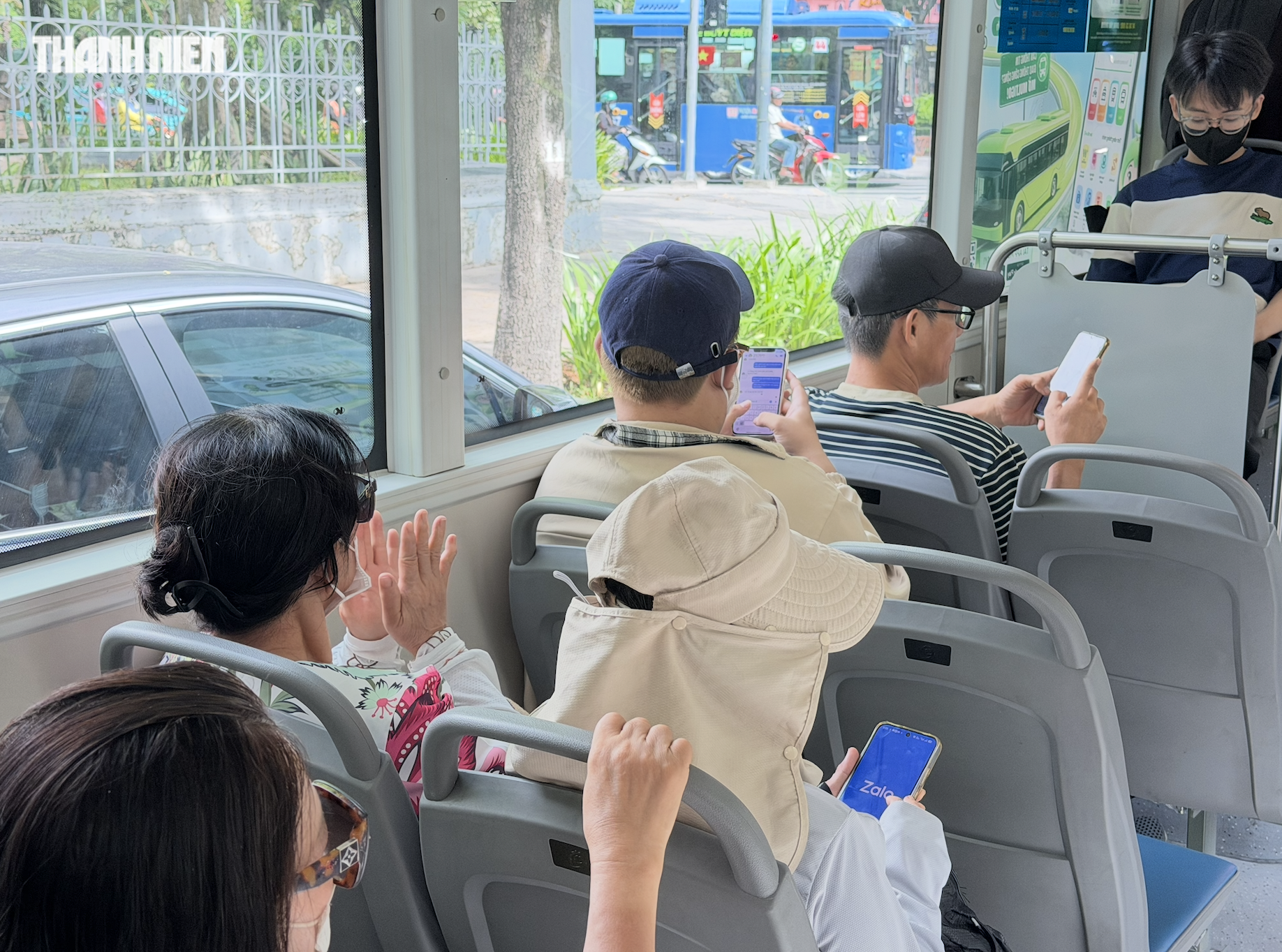 Tấp nập người đi xe buýt sau nửa tháng miễn phí- Ảnh 6.