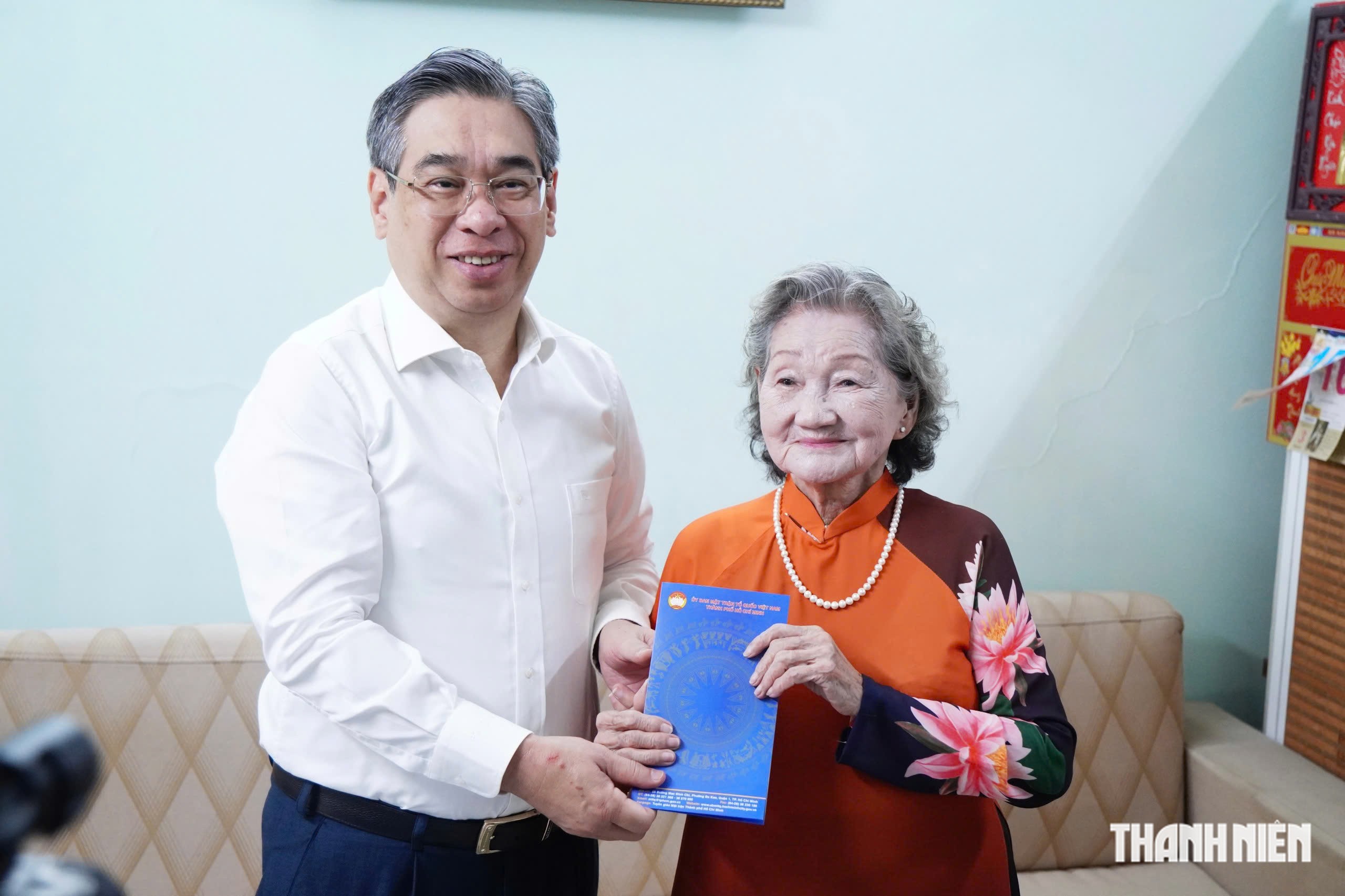 Lãnh đạo TP.HCM thăm, tri ân các mẹ Việt Nam anh hùng - Ảnh 1.