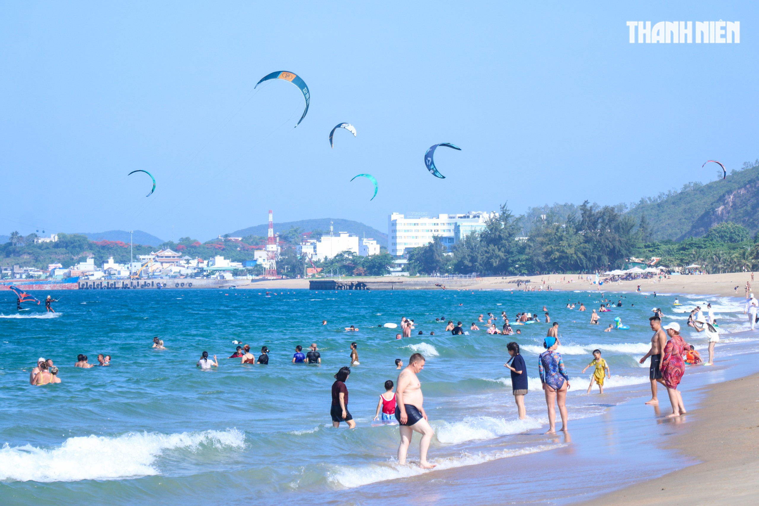 Bãi biển Nha Trang kín người trước Festival Biển 2026 - Ảnh 9.