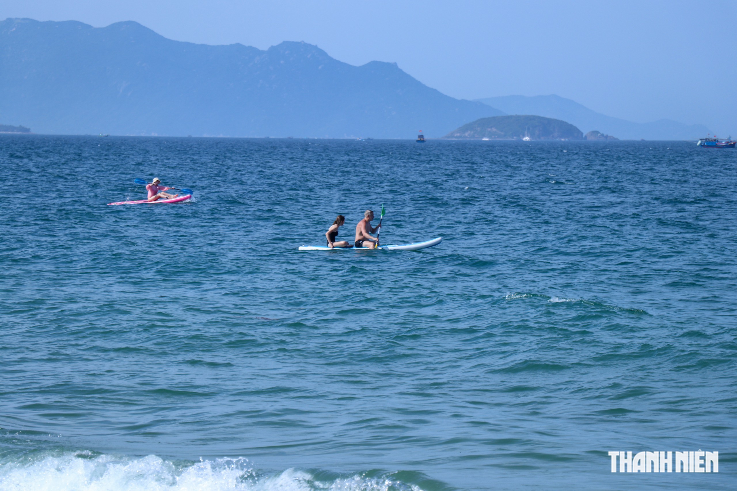 Bãi biển Nha Trang kín người trước Festival Biển 2026 - Ảnh 3.