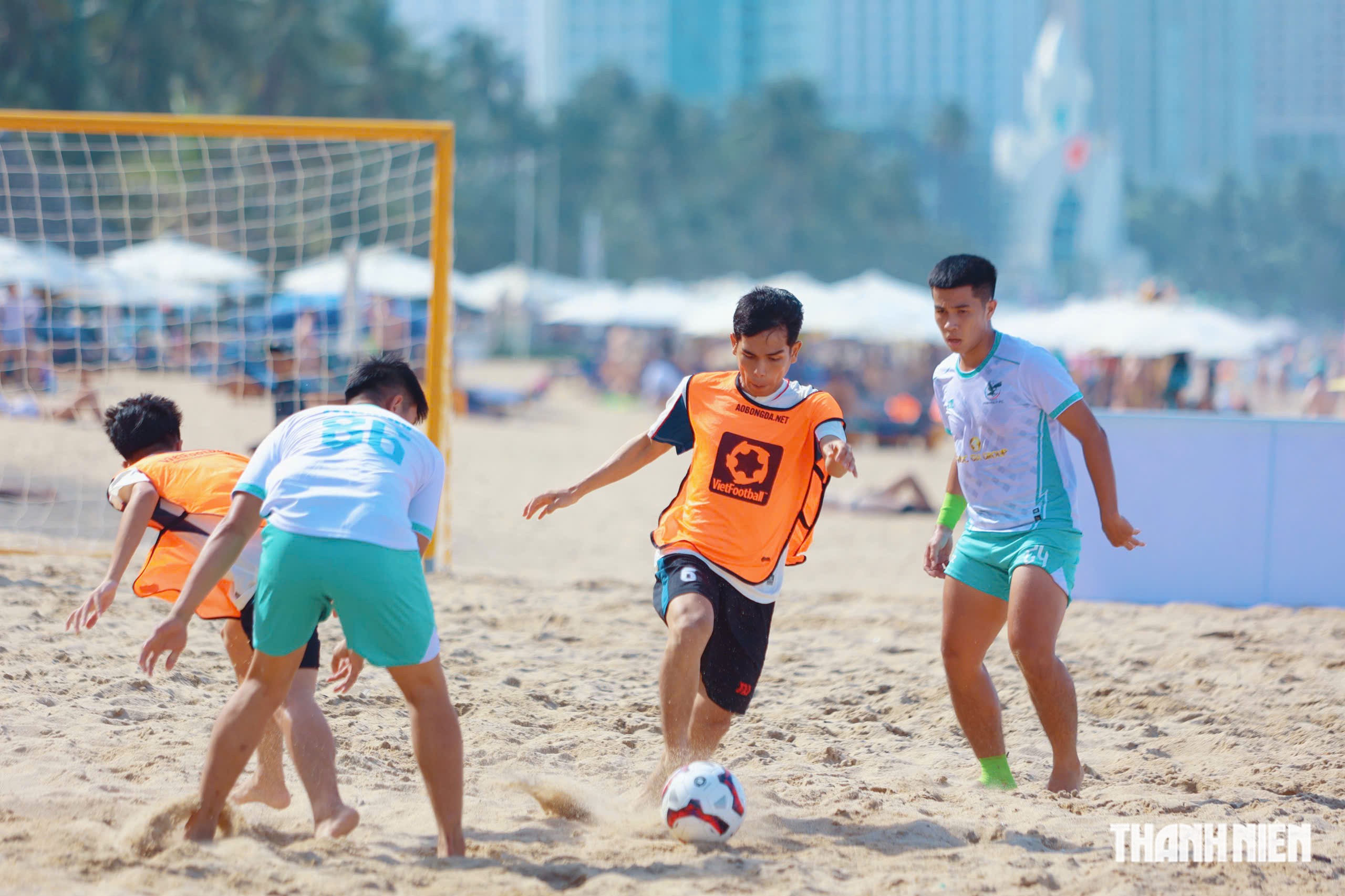 Hấp dẫn giải b&oacute;ng đ&aacute; b&atilde;i biển tại Festival Biển Kh&aacute;nh H&ograve;a 2026- Ảnh 1.