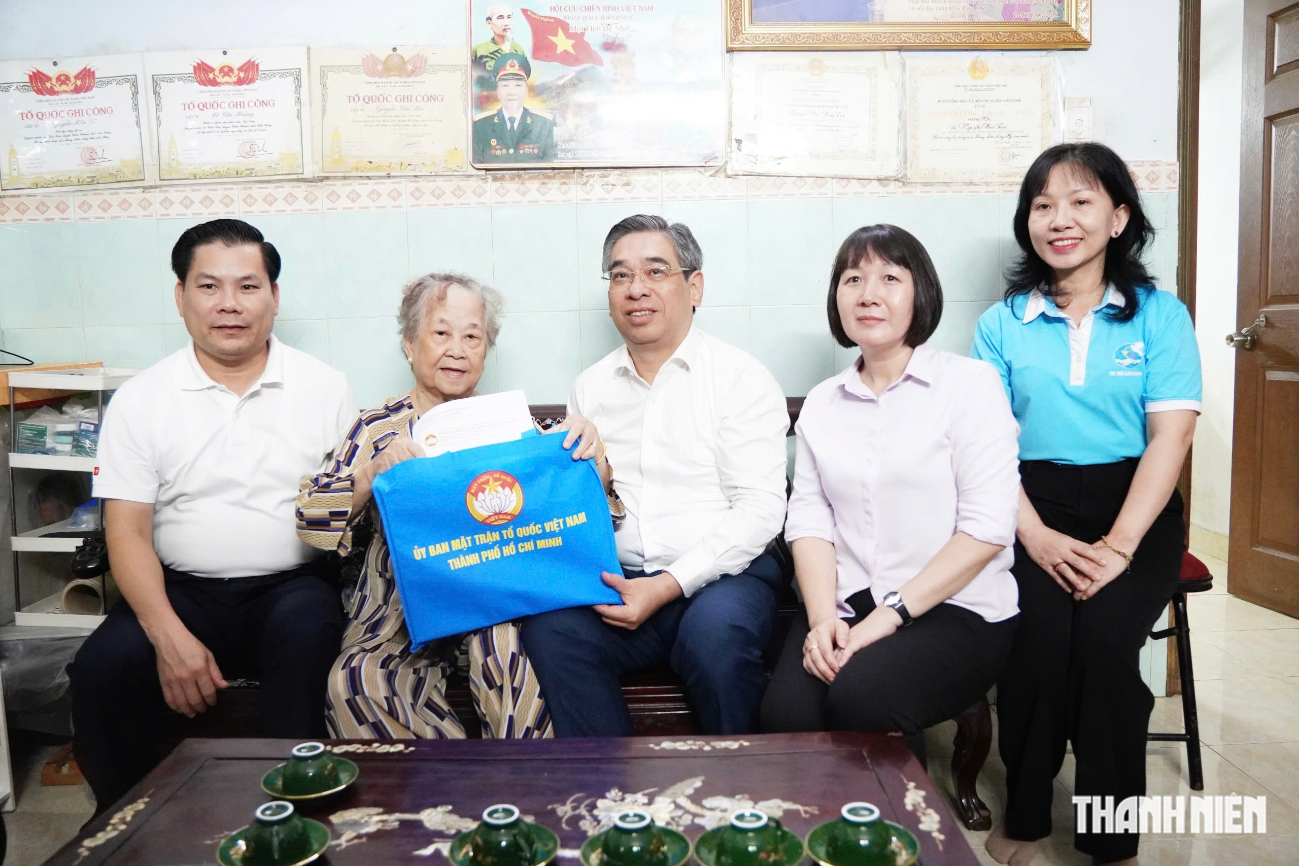 Lãnh đạo TP.HCM thăm, tri ân các mẹ Việt Nam anh hùng - Ảnh 2.