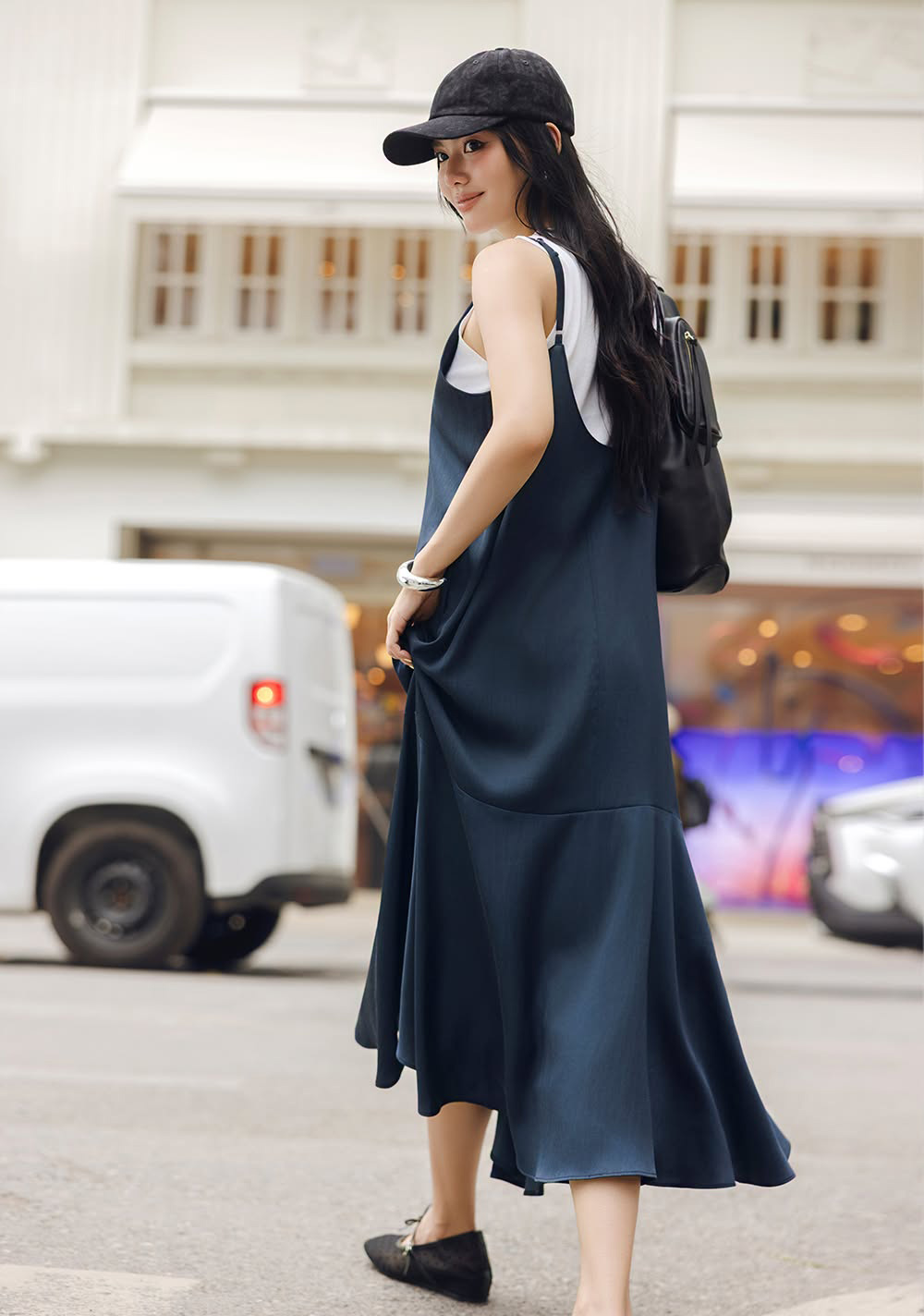 Đầm suông giấu dáng, khoe nét duyên thầm phóng khoáng, tự tin - Ảnh 7.