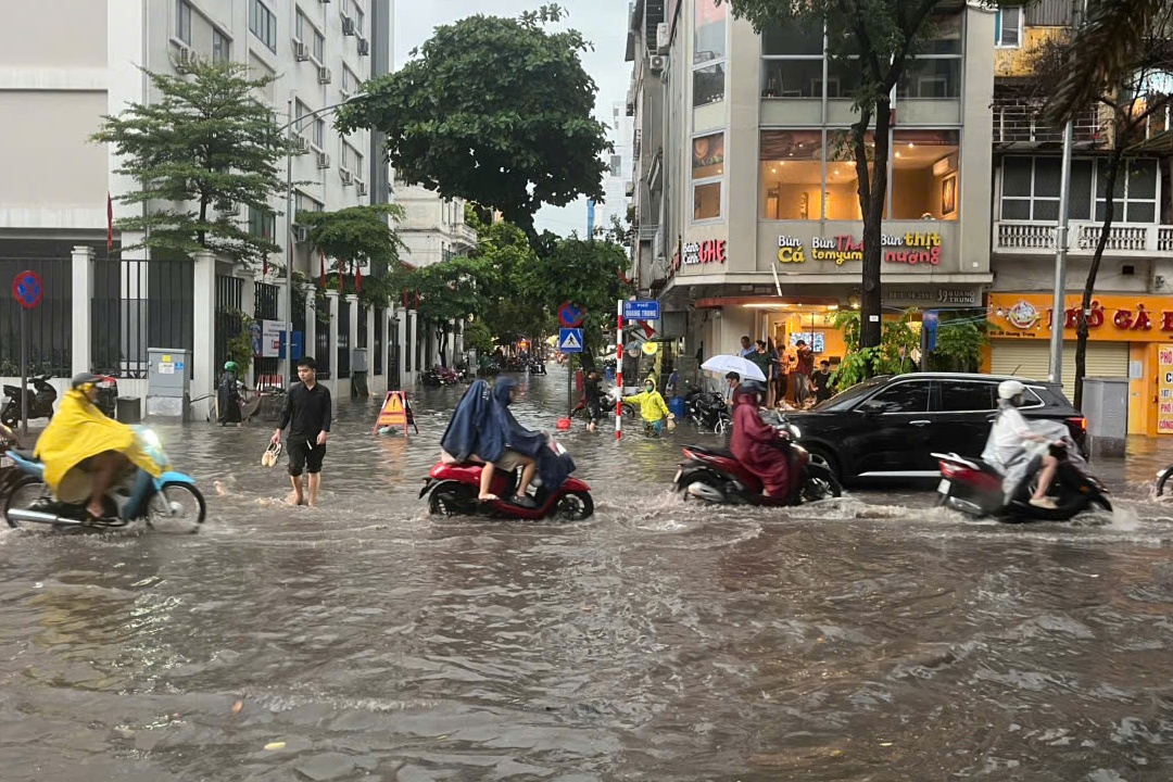'Mưa lớn vừa qua khiến phố Hà Nội bị dềnh nước, không phải úng ngập' - Ảnh 2.