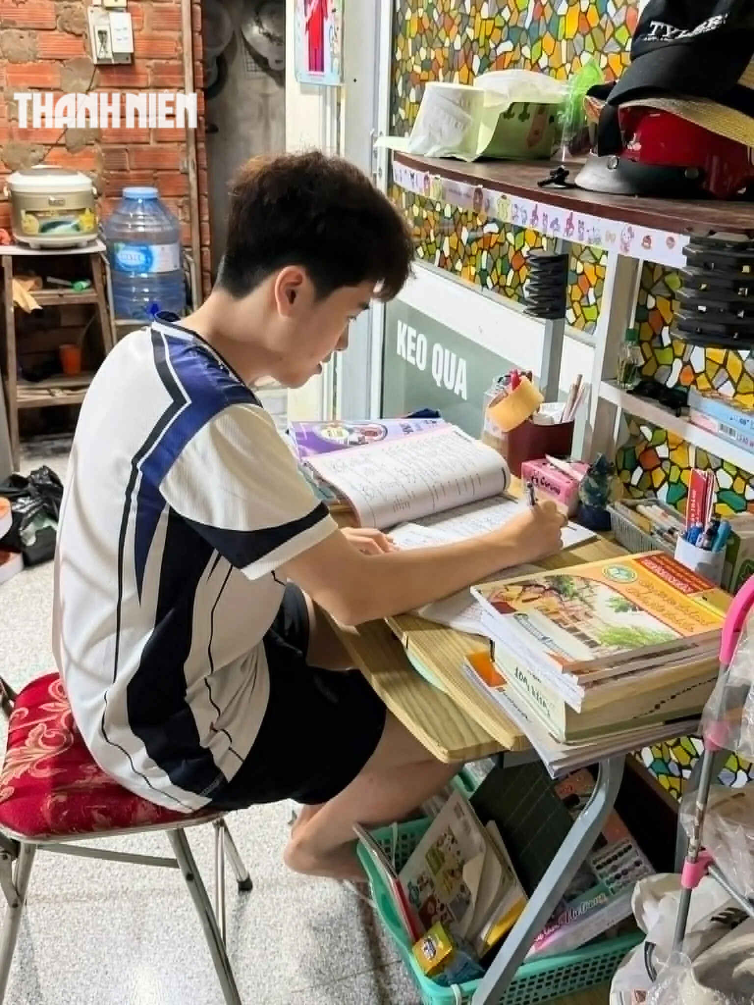 Từ nghịch cảnh, ăn cơm muối ớt đến giấc mơ th&agrave;nh b&aacute;c sĩ cứu người - Ảnh 1.