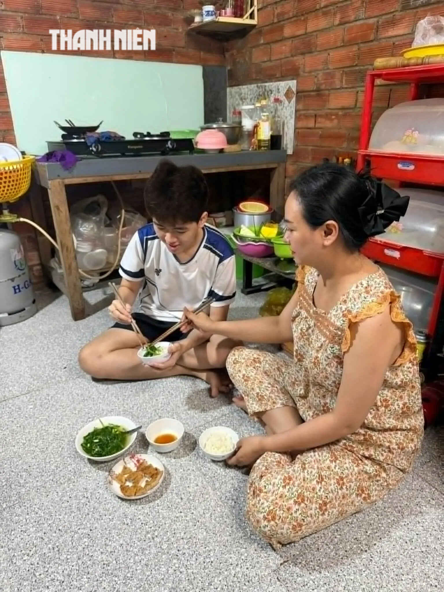 Từ nghịch cảnh, ăn cơm muối ớt đến giấc mơ th&agrave;nh b&aacute;c sĩ cứu người - Ảnh 2.