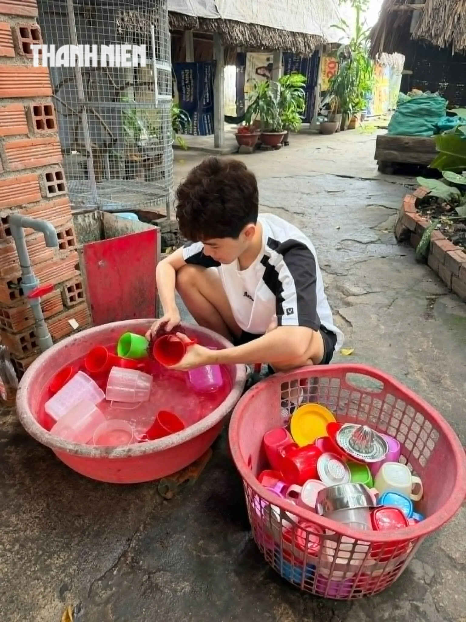 Từ nghịch cảnh, ăn cơm muối ớt đến giấc mơ th&agrave;nh b&aacute;c sĩ cứu người - Ảnh 3.