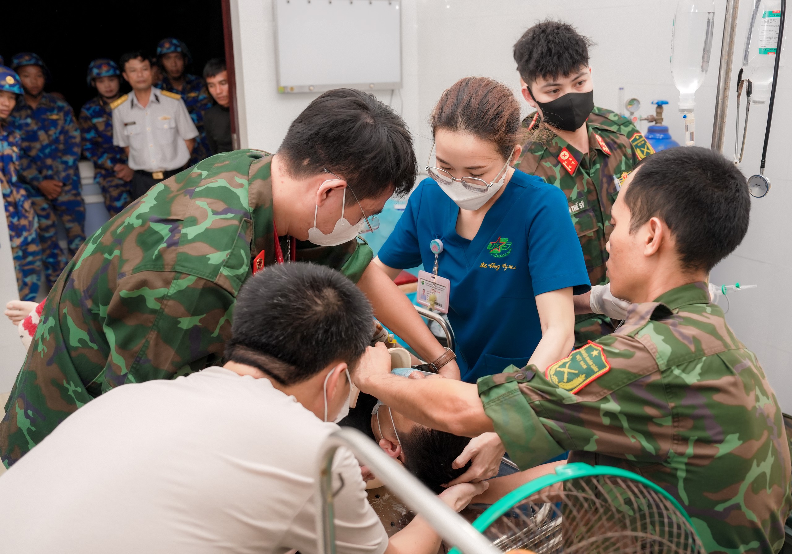 Dùng trực thăng cấp cứu người bị sốc tủy do chấn thương cột sống cổ nặng- Ảnh 1.