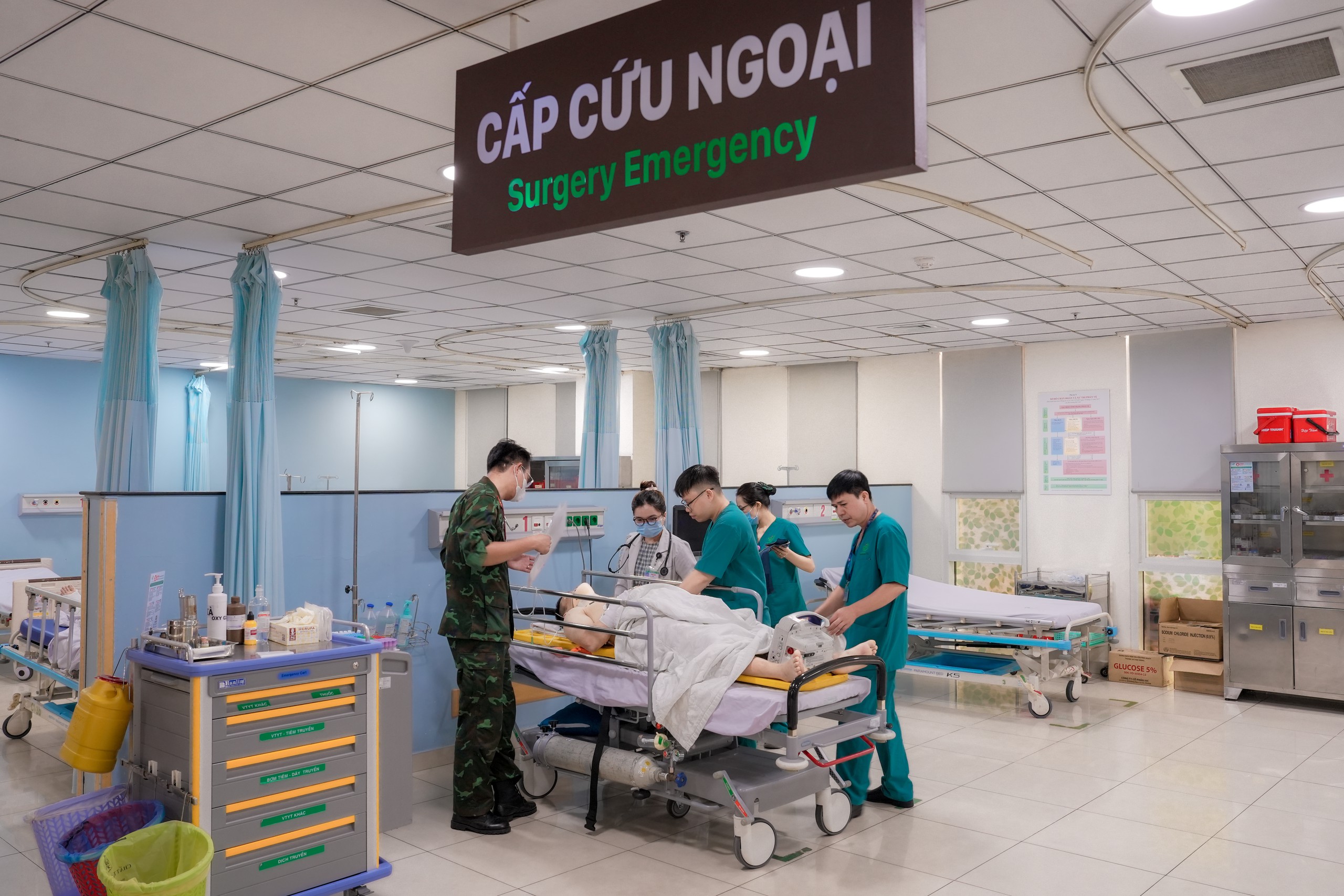 Dùng trực thăng cấp cứu người bị sốc tủy do chấn thương cột sống cổ nặng- Ảnh 3.