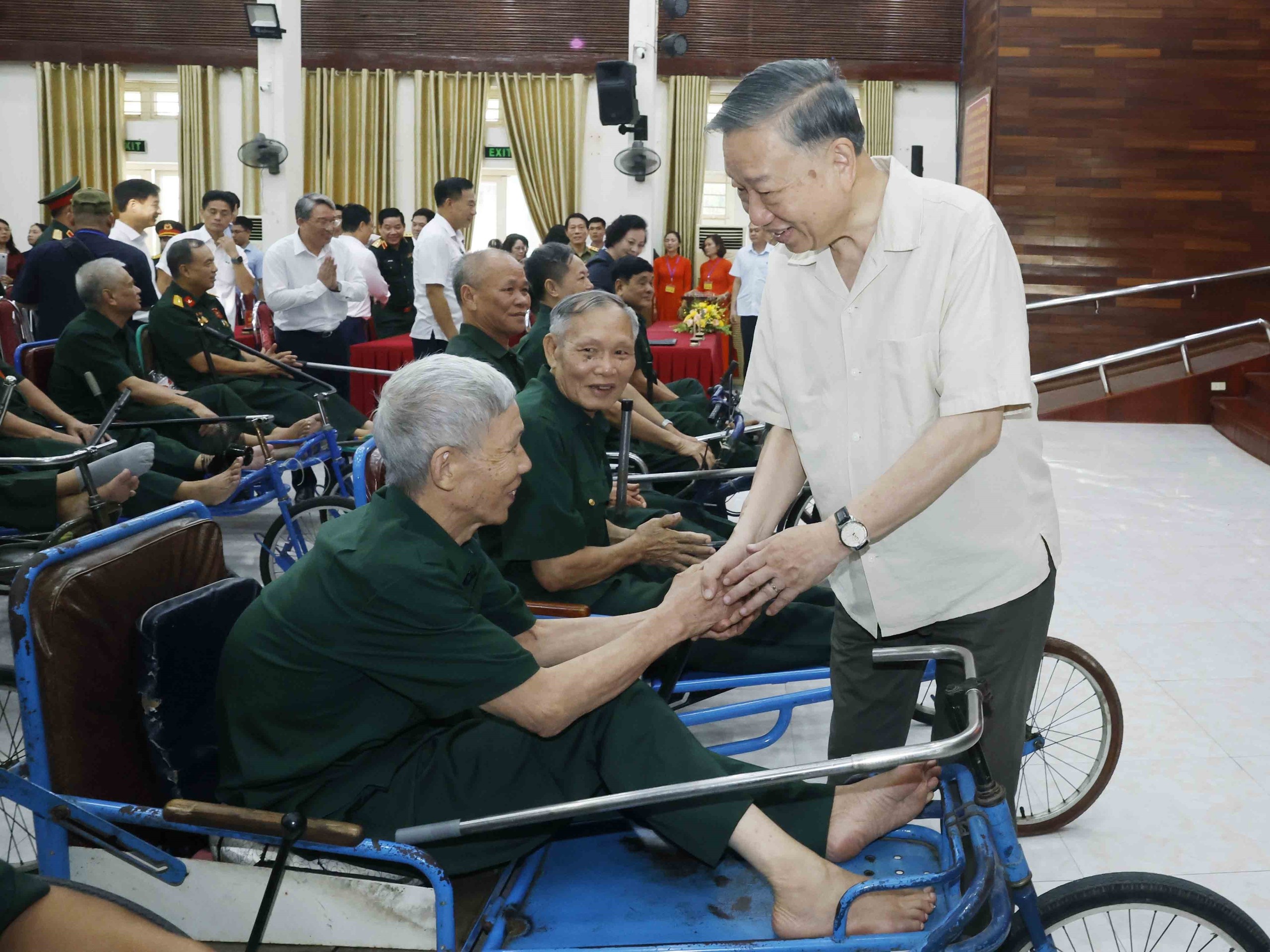 Kh&ocirc;ng để người c&oacute; c&ocirc;ng phải chờ đợi, đi lại nhiều lần - Ảnh 1.
