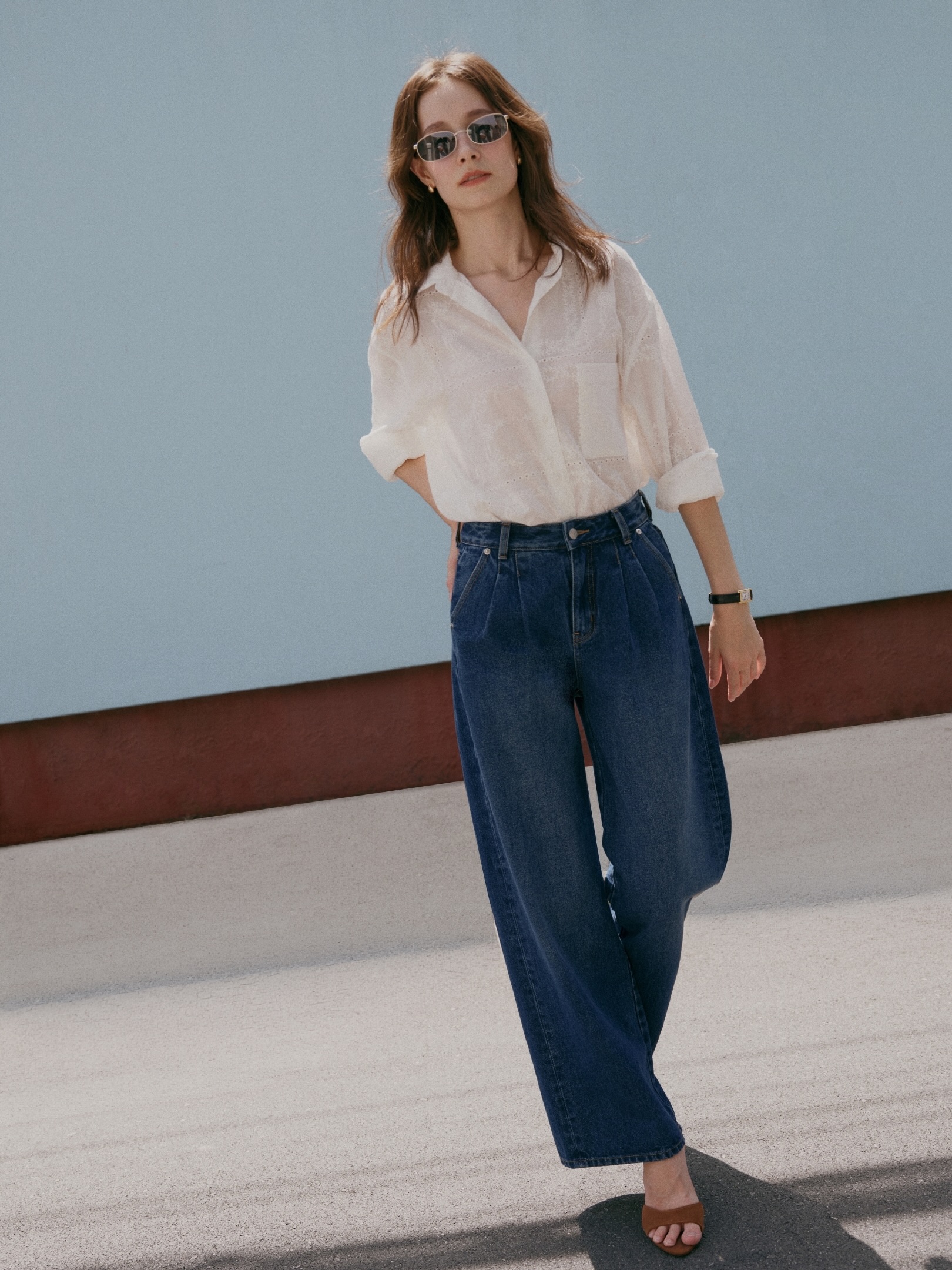 Phối đồ tối giản với &aacute;o sơ mi, &aacute;o blouse v&agrave; quần jeans xanh- Ảnh 4.