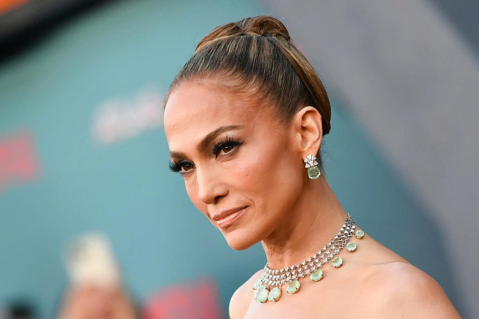 Jennifer Lopez biến tiệc sinh nhật thành sàn diễn thời trang