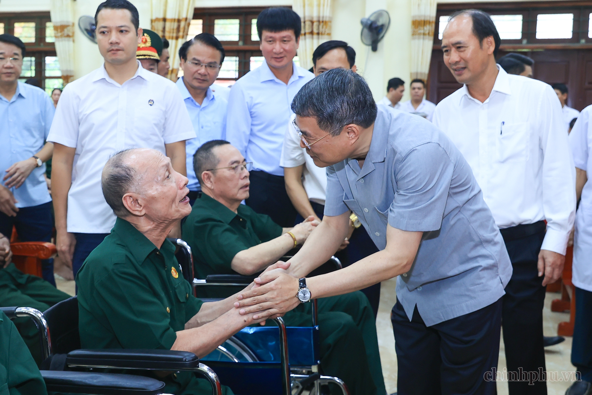 Thủ tướng xúc động tới thăm thương binh, người có công tại Ninh Bình - Ảnh 1.